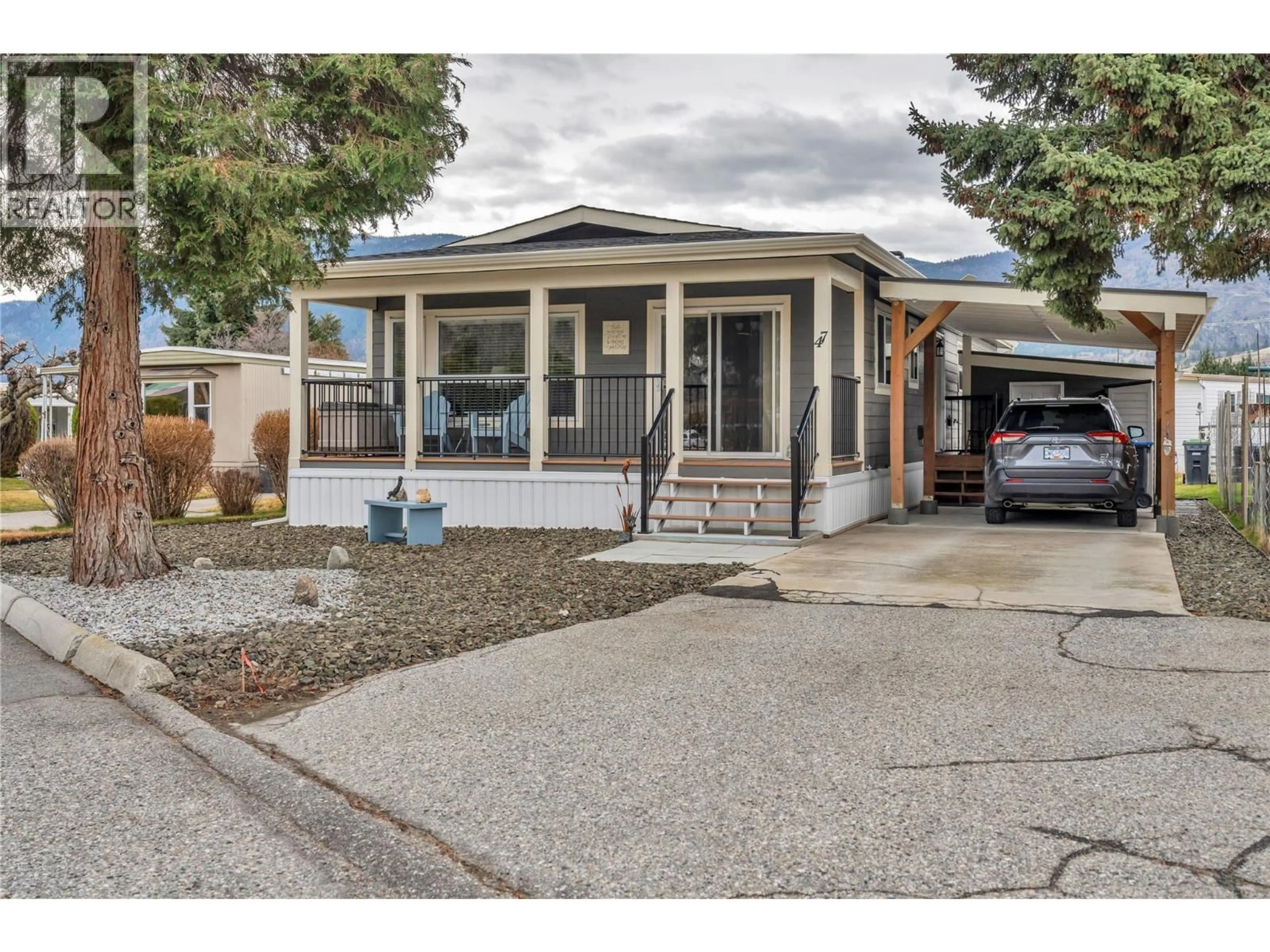 Home with vinyl exterior material, street for 47 - 197 DAUPHIN AVENUE, Penticton British Columbia V2A3S3