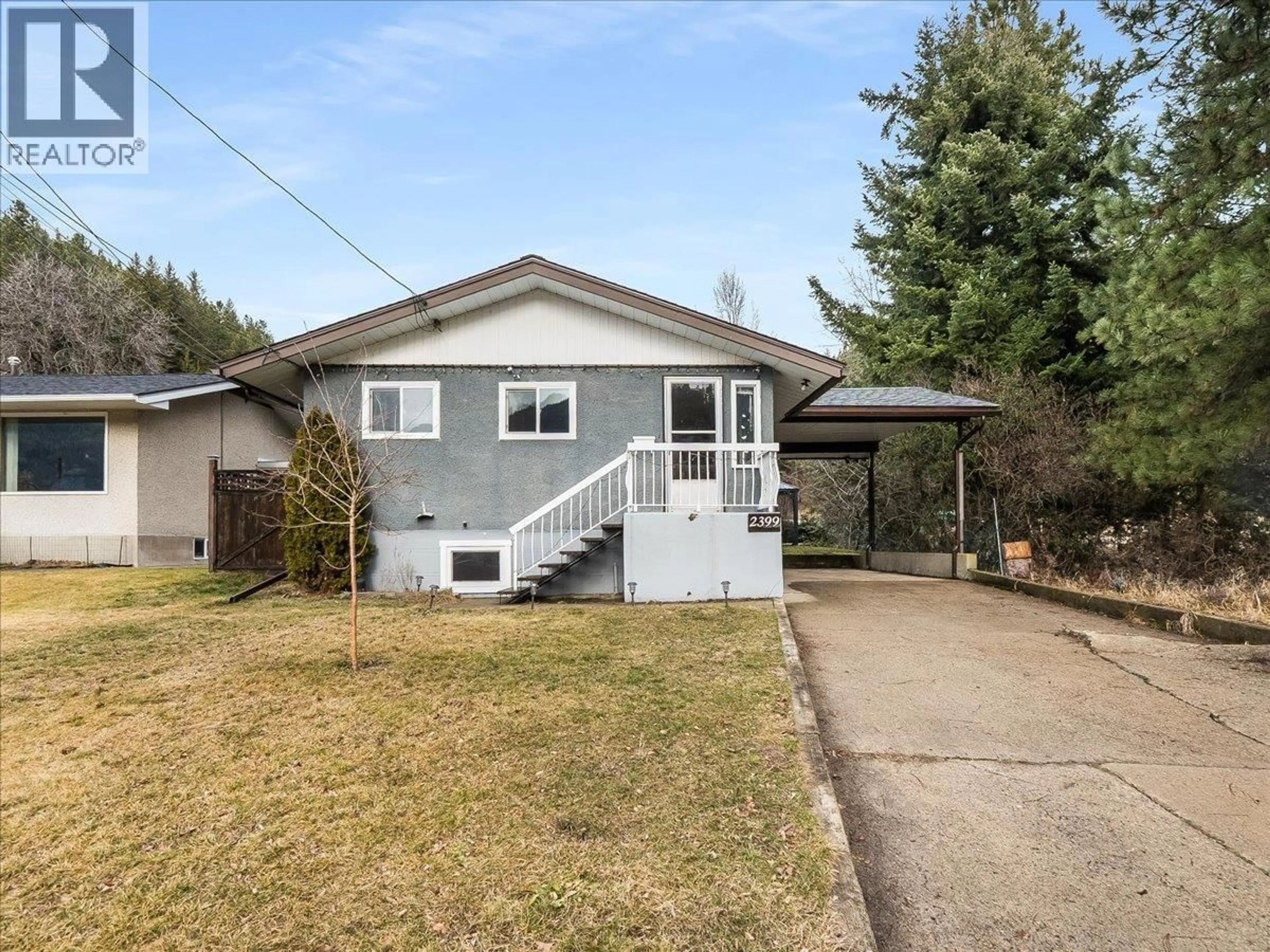 Home with vinyl exterior material, street for 2399 TENTH AVENUE, Trail British Columbia V1R3E7