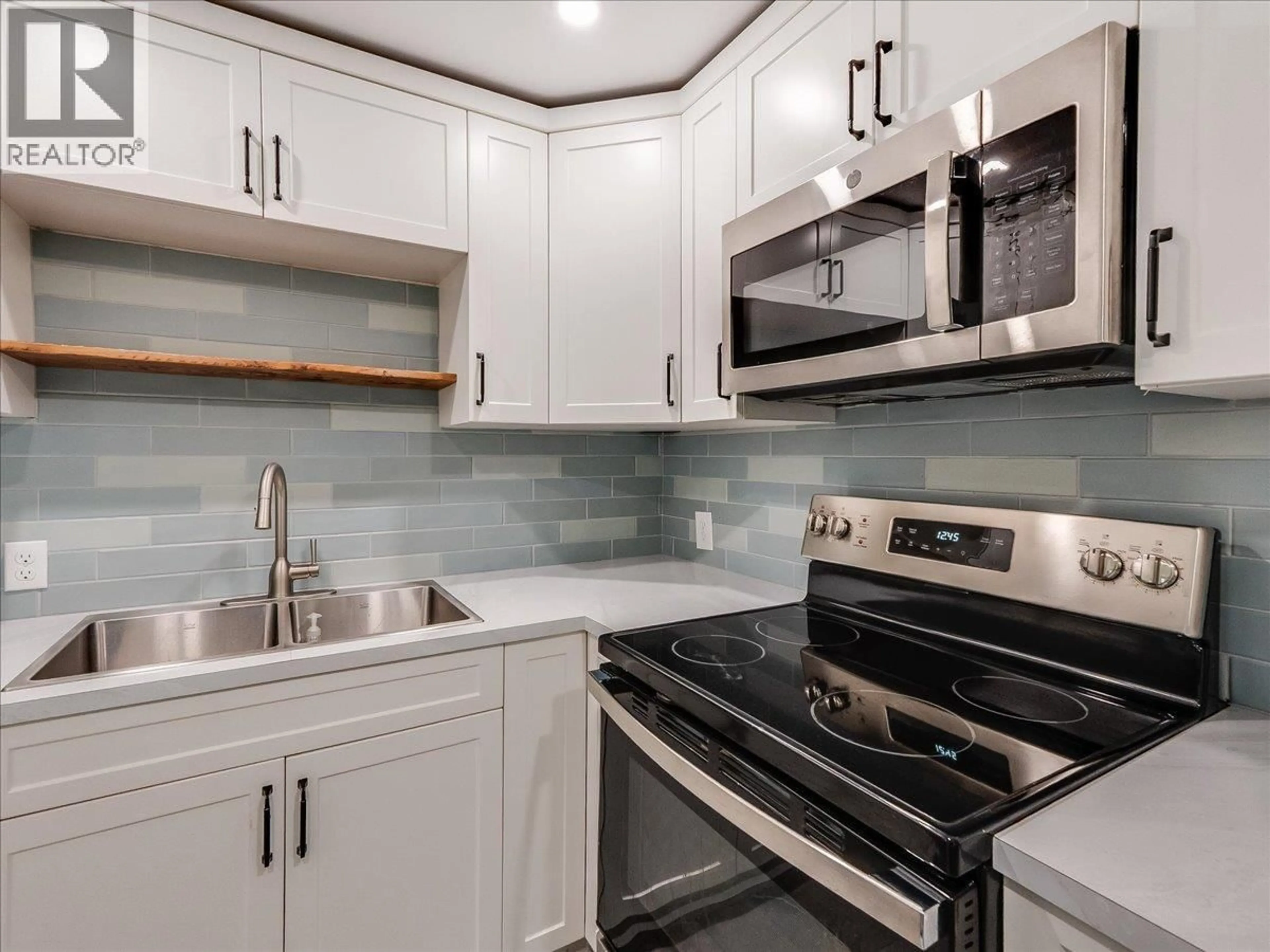 Standard kitchen, ceramic/tile floor for 2399 TENTH AVENUE, Trail British Columbia V1R3E7