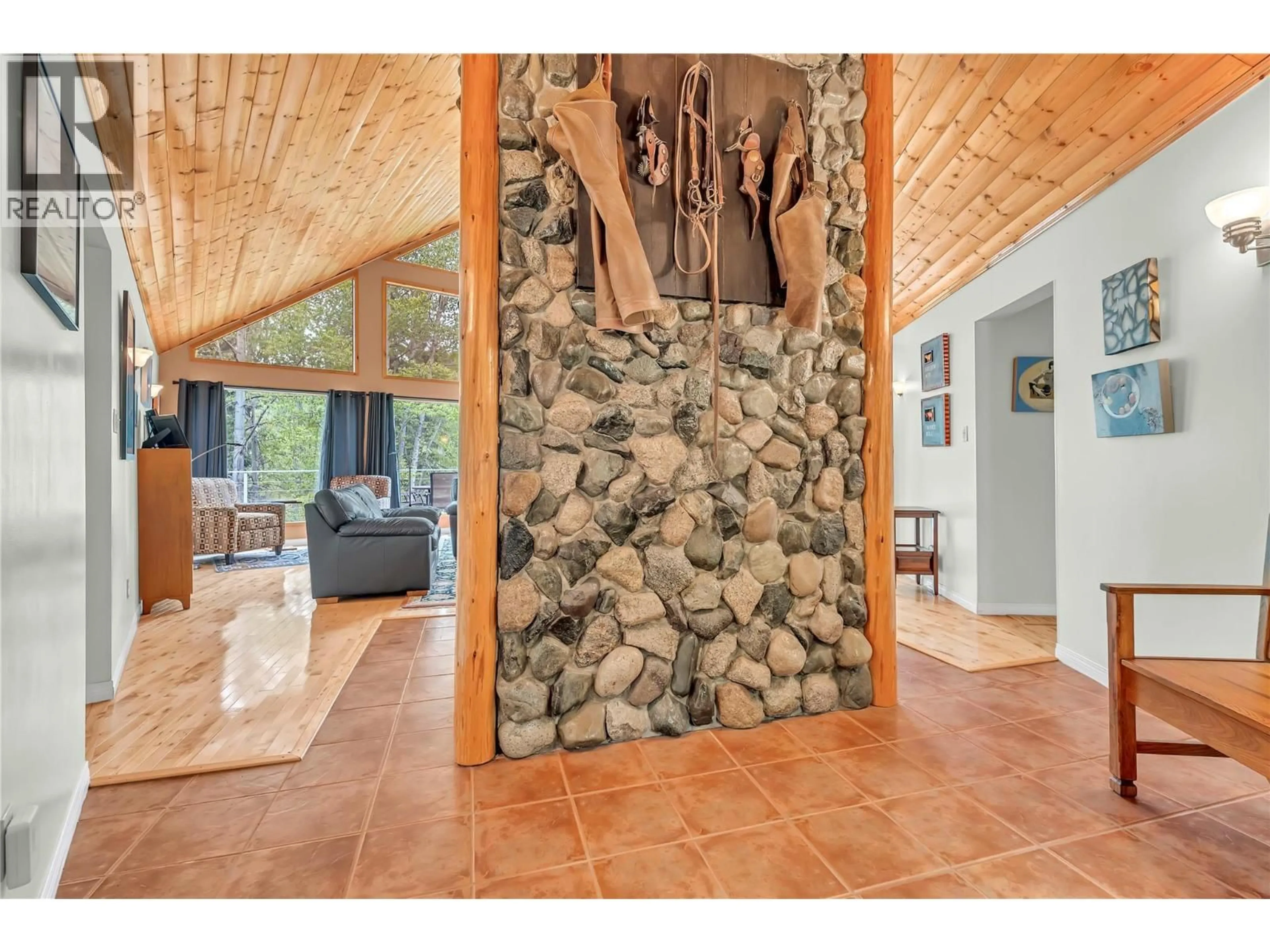 Indoor entryway for 2083 PRINCETON SUMMERLAND RD OTHER, Princeton British Columbia V0X1W0