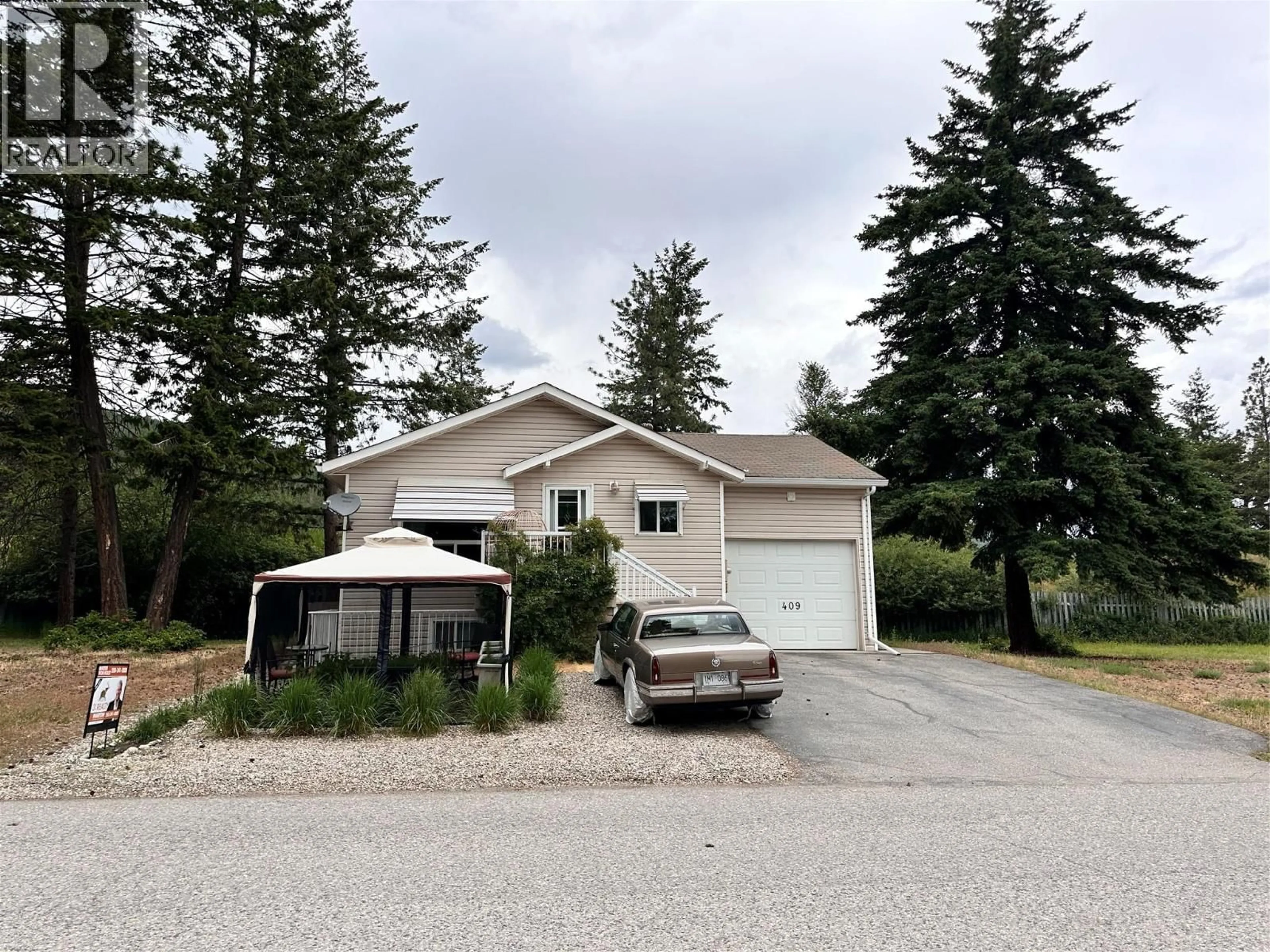A pic from outside/outdoor area/front of a property/back of a property/a pic from drone, street for 409 HUMMINGBIRD AVENUE, Vernon British Columbia V1H2A1