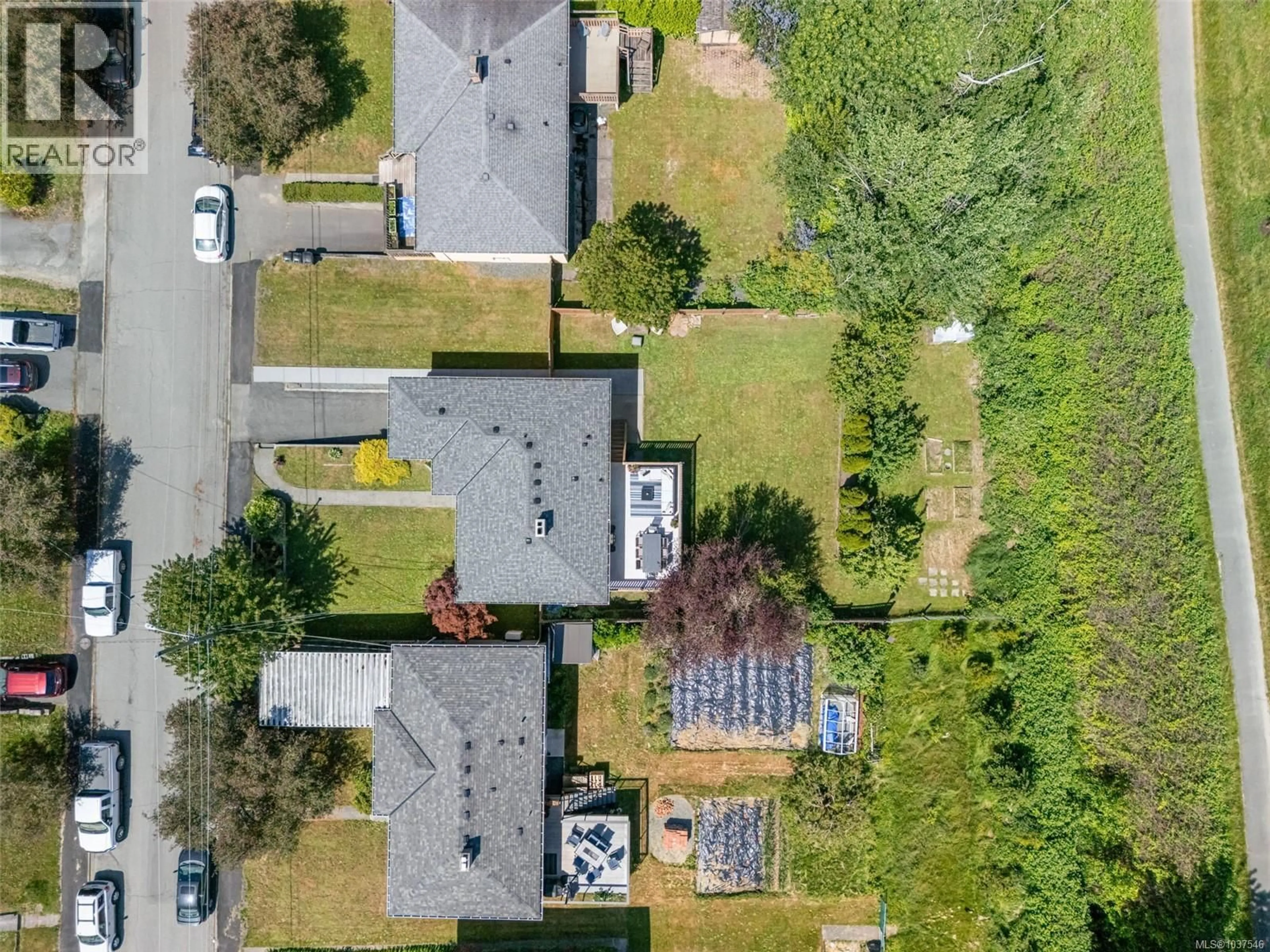 A pic from outside/outdoor area/front of a property/back of a property/a pic from drone, street for 4147 HAWKES AVENUE, Saanich British Columbia V8Z3Y9