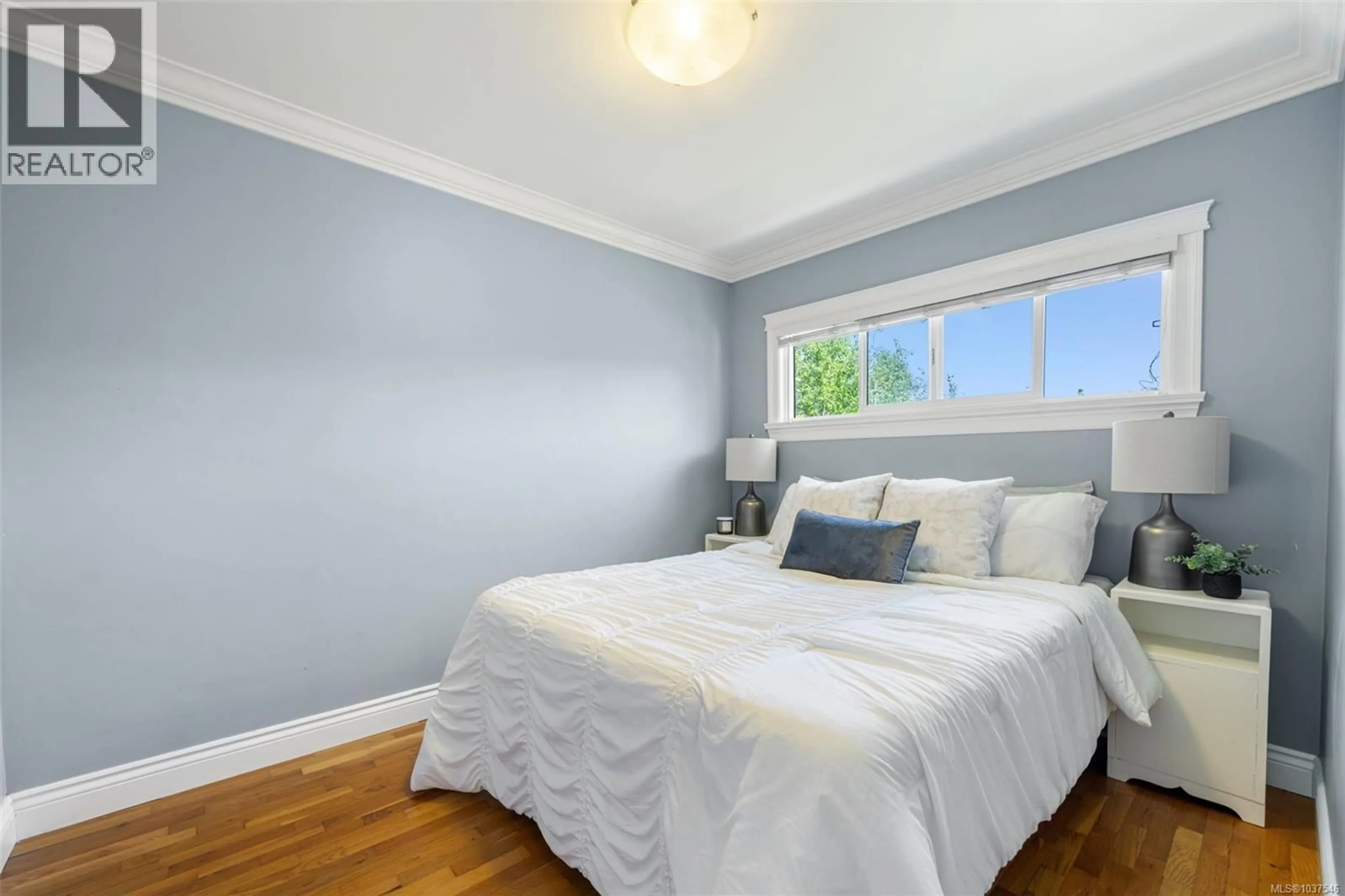 Bedroom with bed, wood/laminate floor for 4147 HAWKES AVENUE, Saanich British Columbia V8Z3Y9