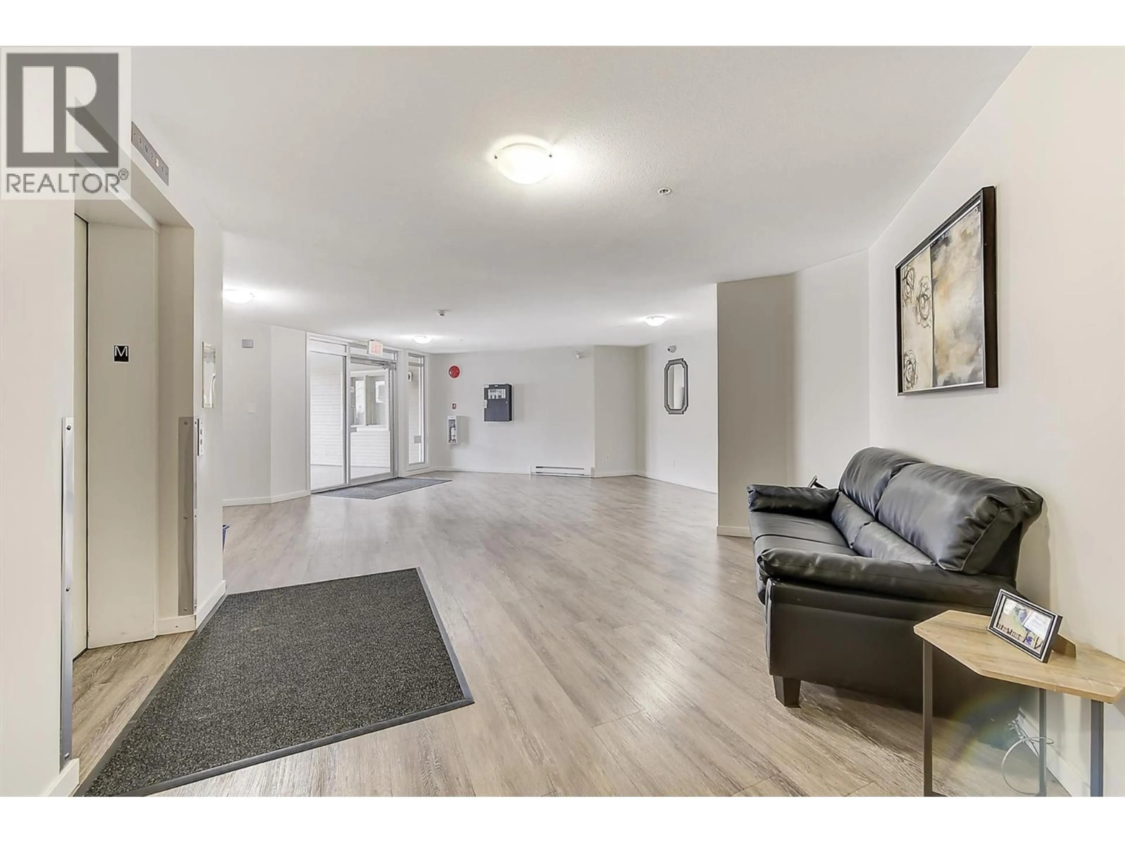 Indoor foyer for 102 - 135 ZIPRICK ROAD, Kelowna British Columbia V1X8B2