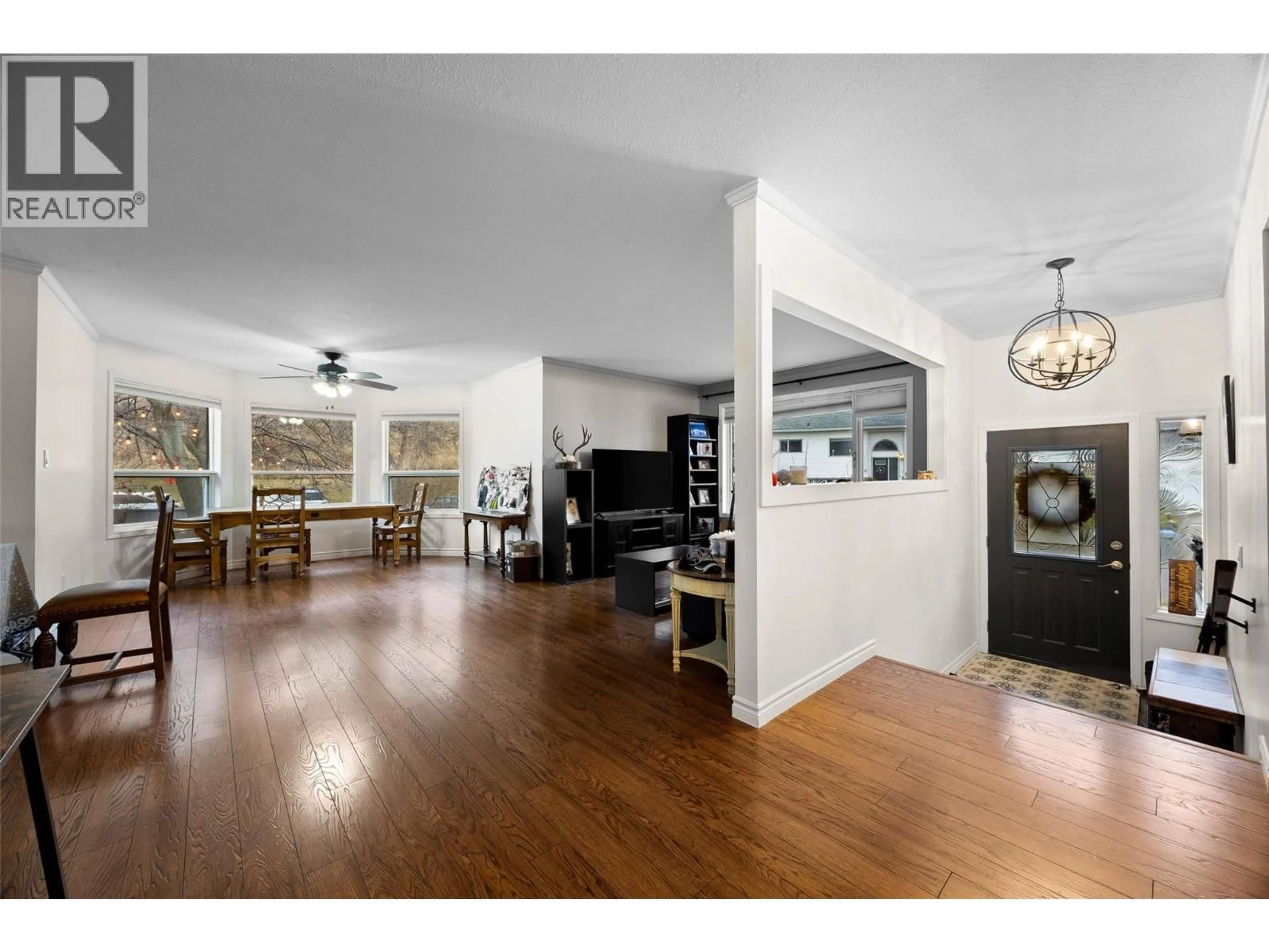 Open concept kitchen, wood/laminate floor for 288 VALLEYVIEW PLACE, Kamloops British Columbia V2C6M4