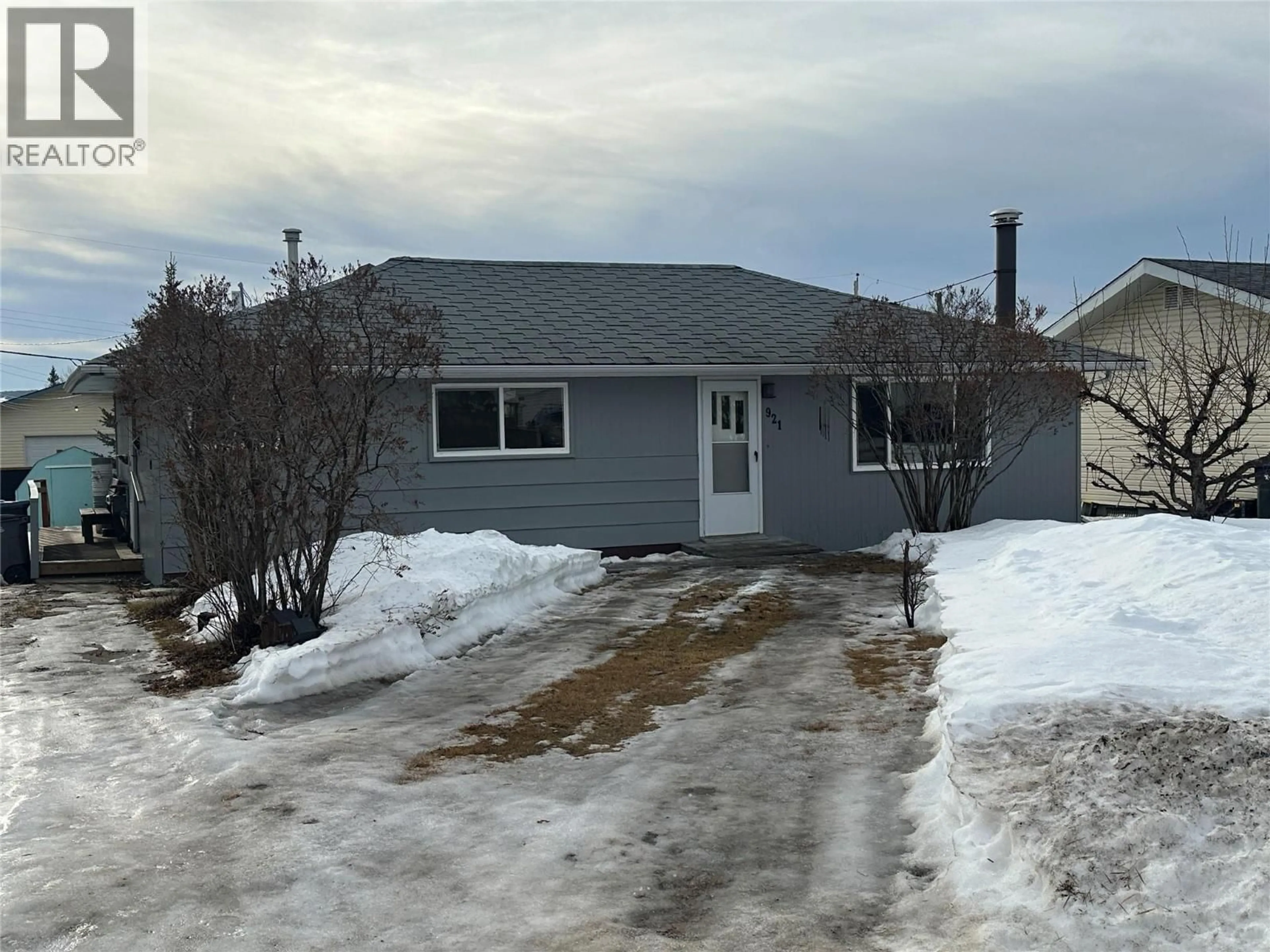 Home with vinyl exterior material, street for 921 91A AVENUE, Dawson Creek British Columbia v1G1B4