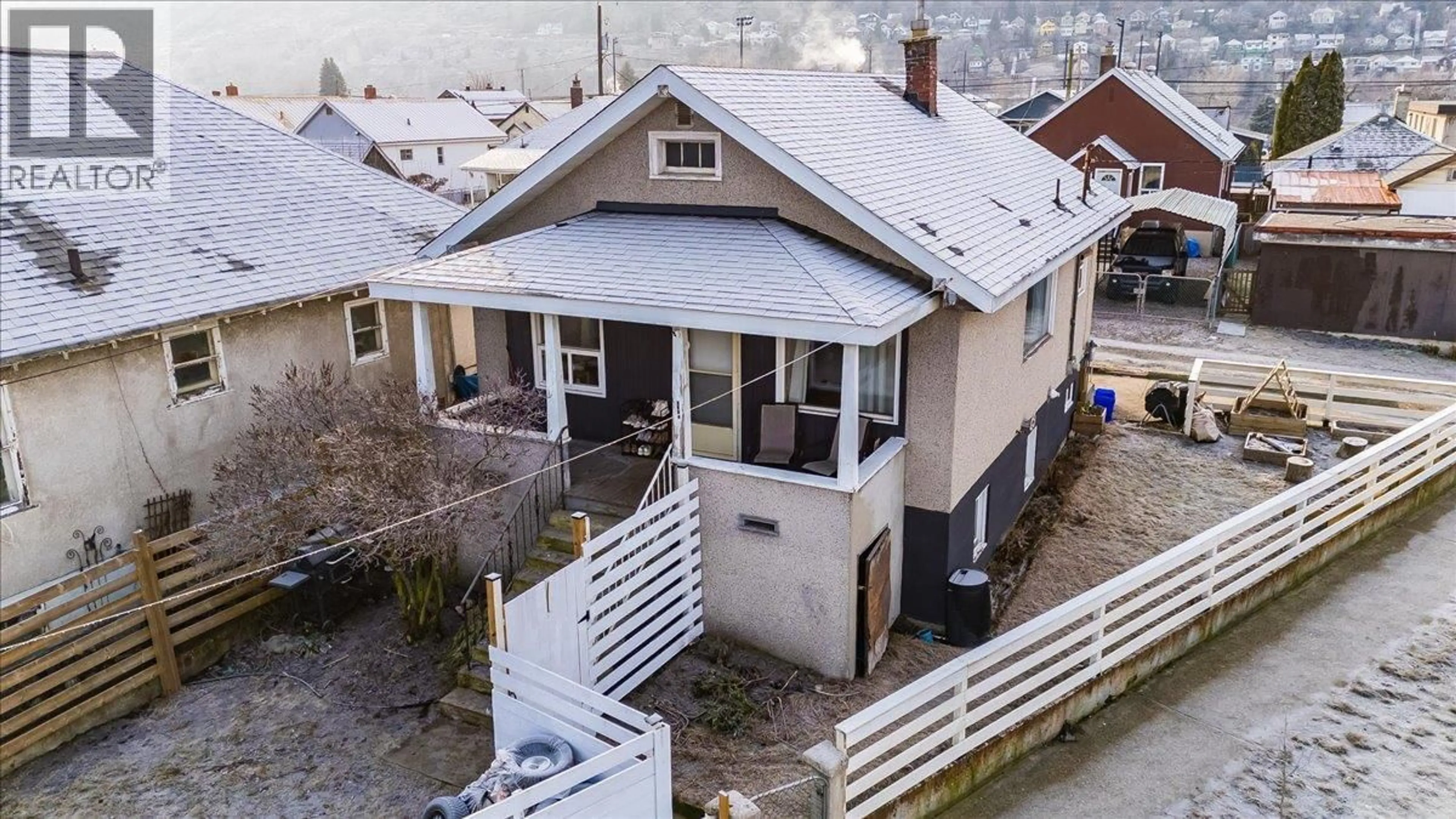 A pic from outside/outdoor area/front of a property/back of a property/a pic from drone, street for 1706 FOURTH AVENUE, Trail British Columbia V1R1S8