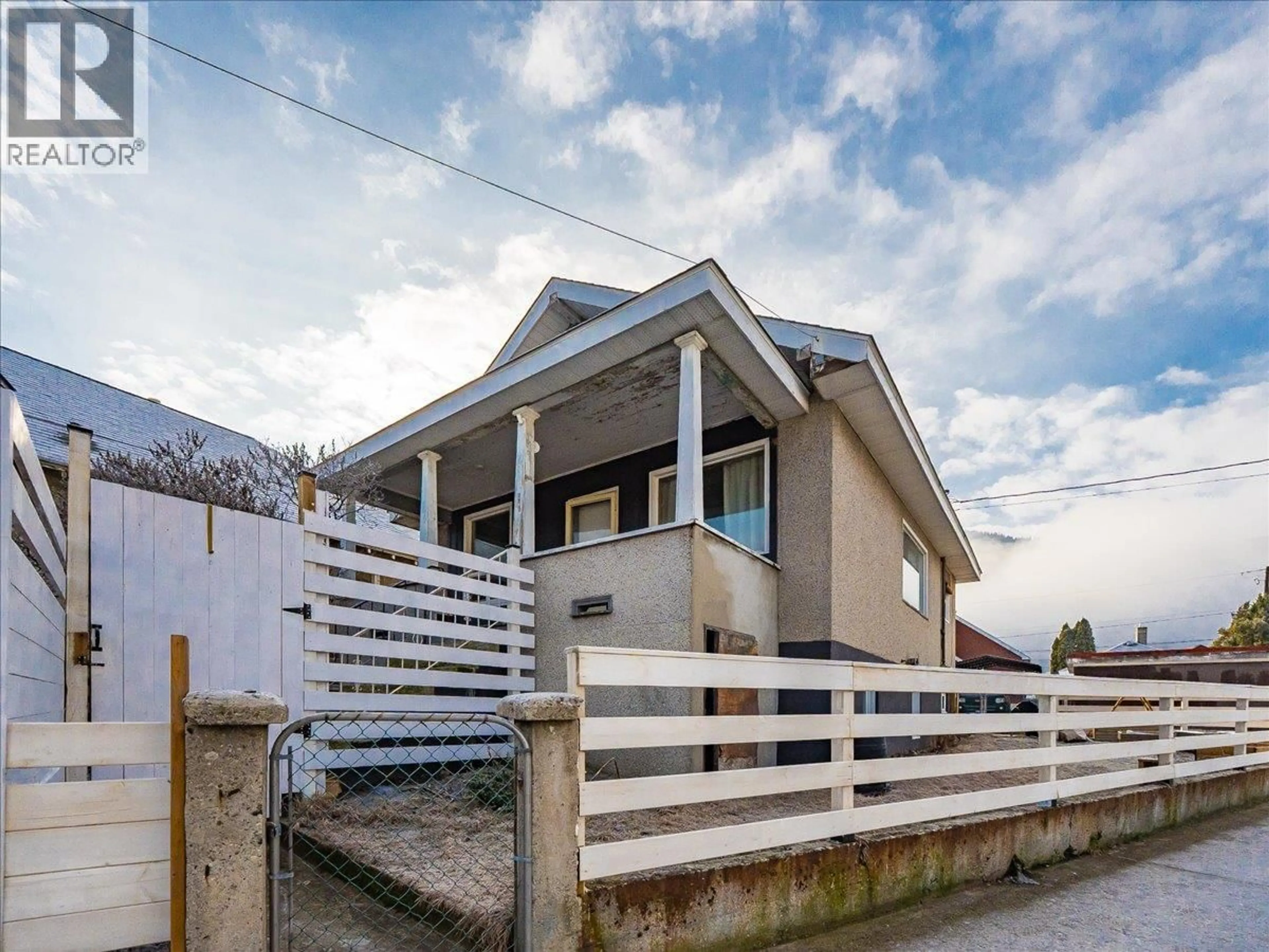 Home with vinyl exterior material, street for 1706 FOURTH AVENUE, Trail British Columbia V1R1S8