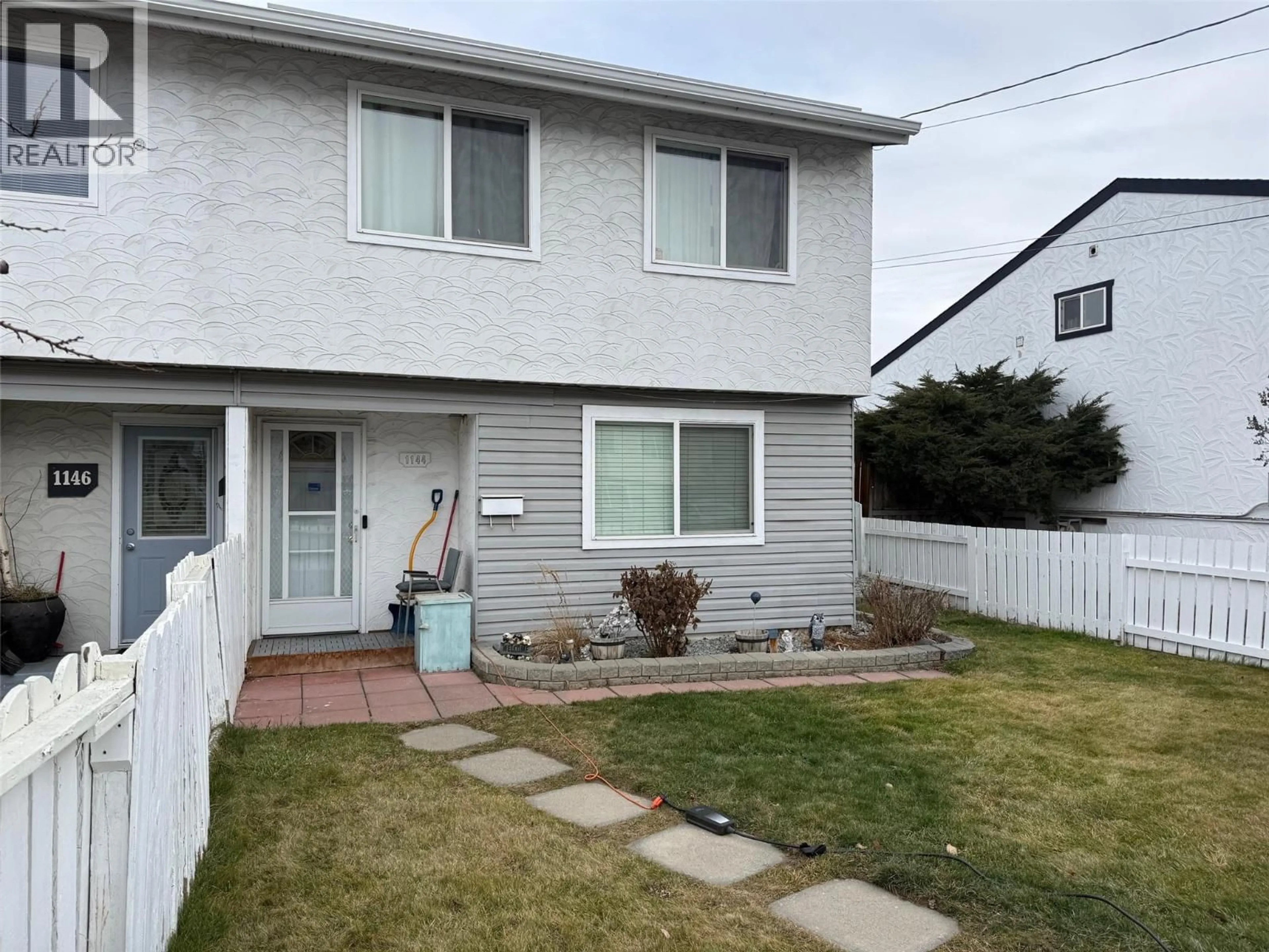 Home with vinyl exterior material, street for 1144 PEMBROKE AVENUE, Kamloops British Columbia V2B7W6