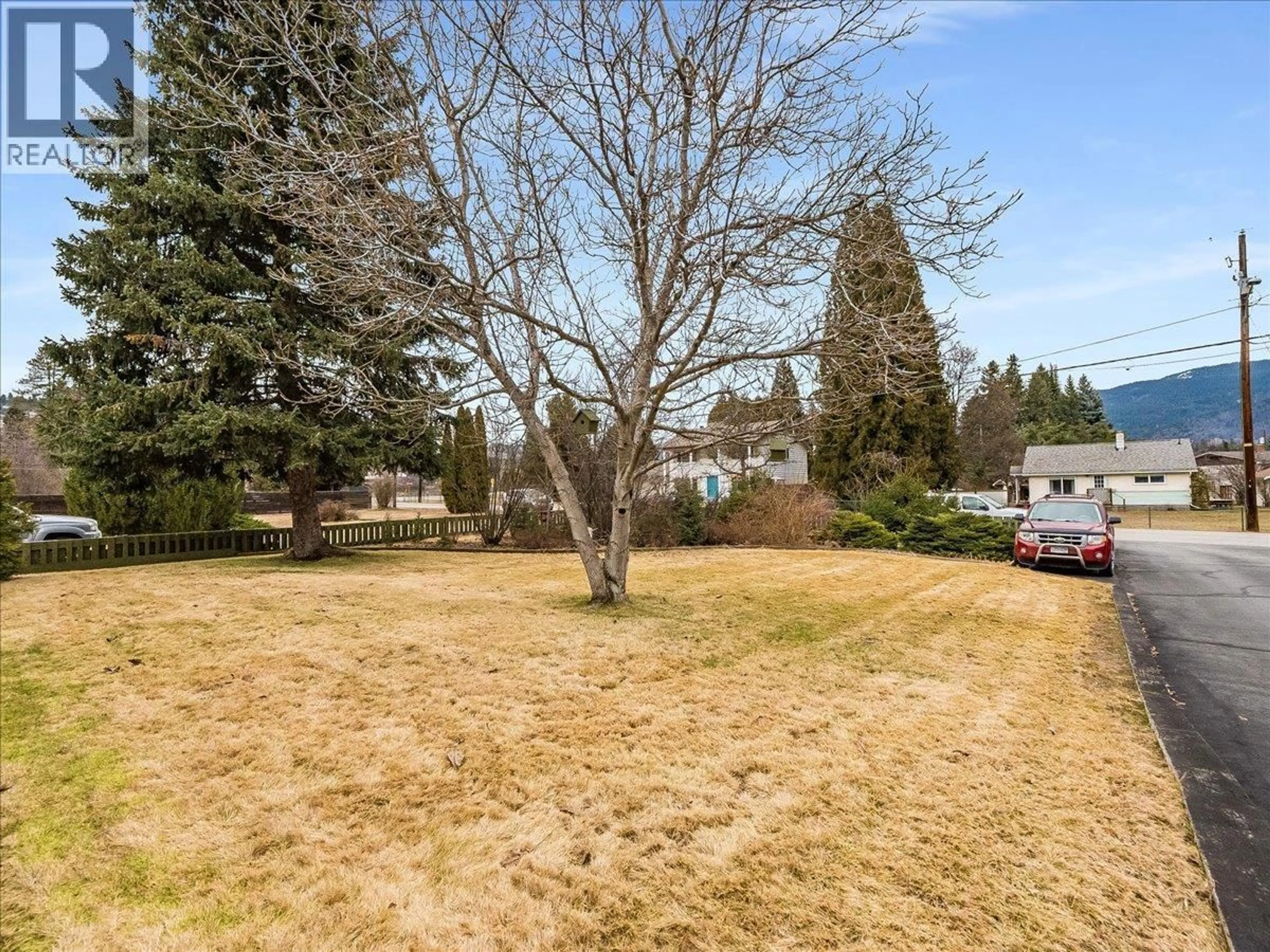 A pic from outside/outdoor area/front of a property/back of a property/a pic from drone, unknown for 130 100TH STREET, Castlegar British Columbia V1N3C5