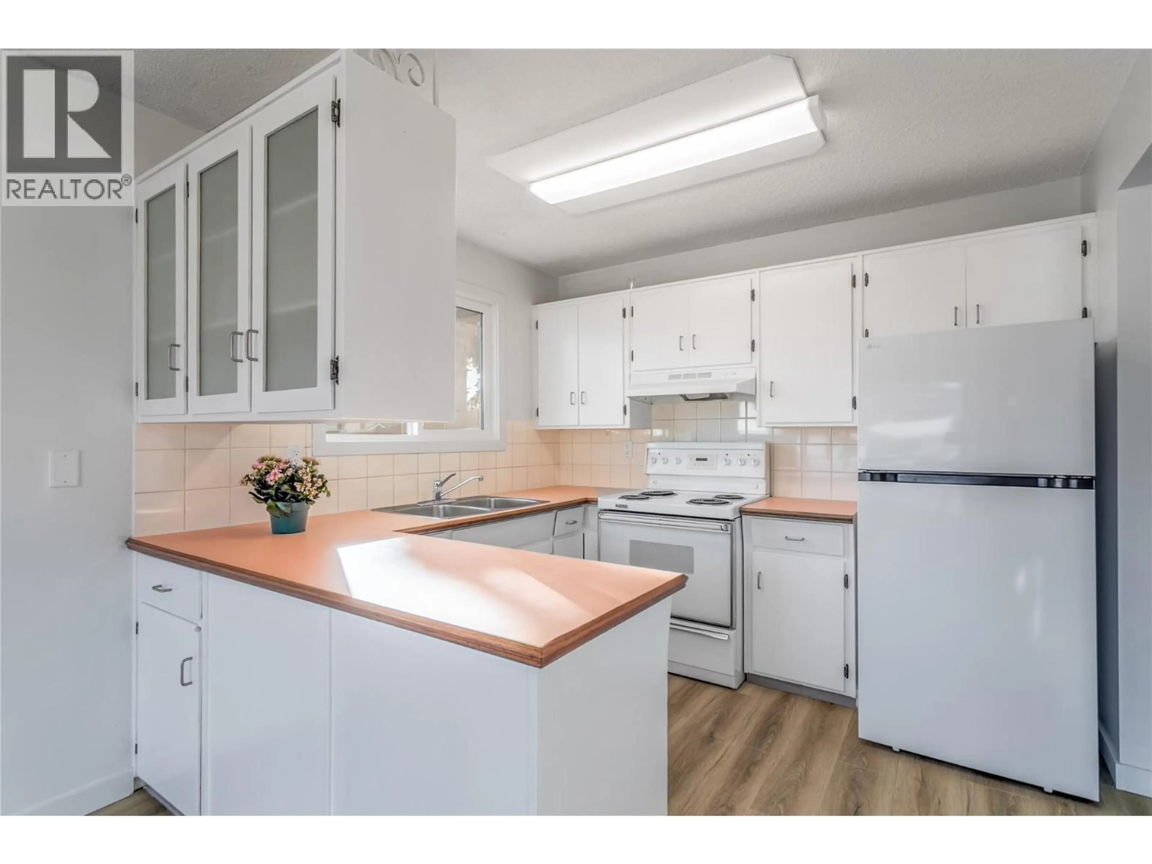 Standard kitchen, unknown for 422 RUTLAND ROAD SOUTH, Kelowna British Columbia V1X3A1