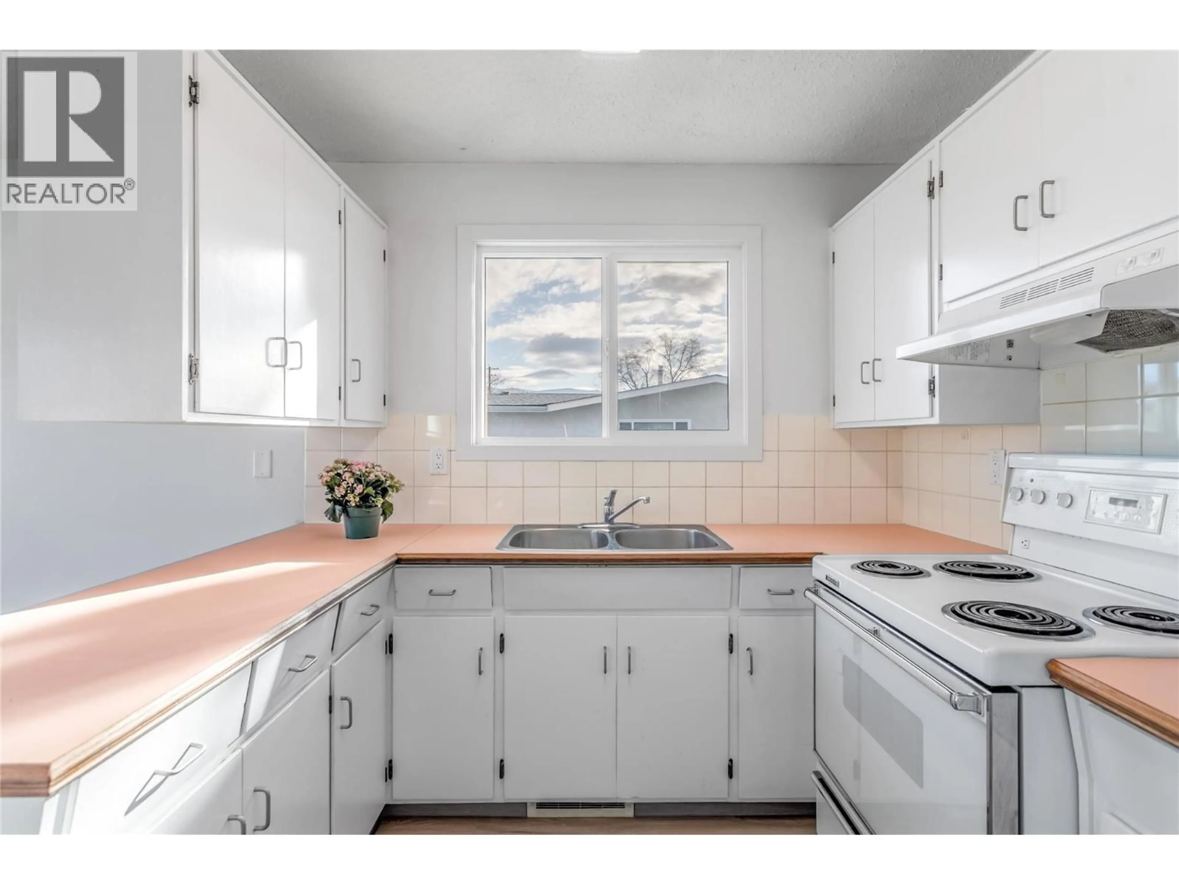 Standard kitchen, unknown for 422 RUTLAND ROAD SOUTH, Kelowna British Columbia V1X3A1