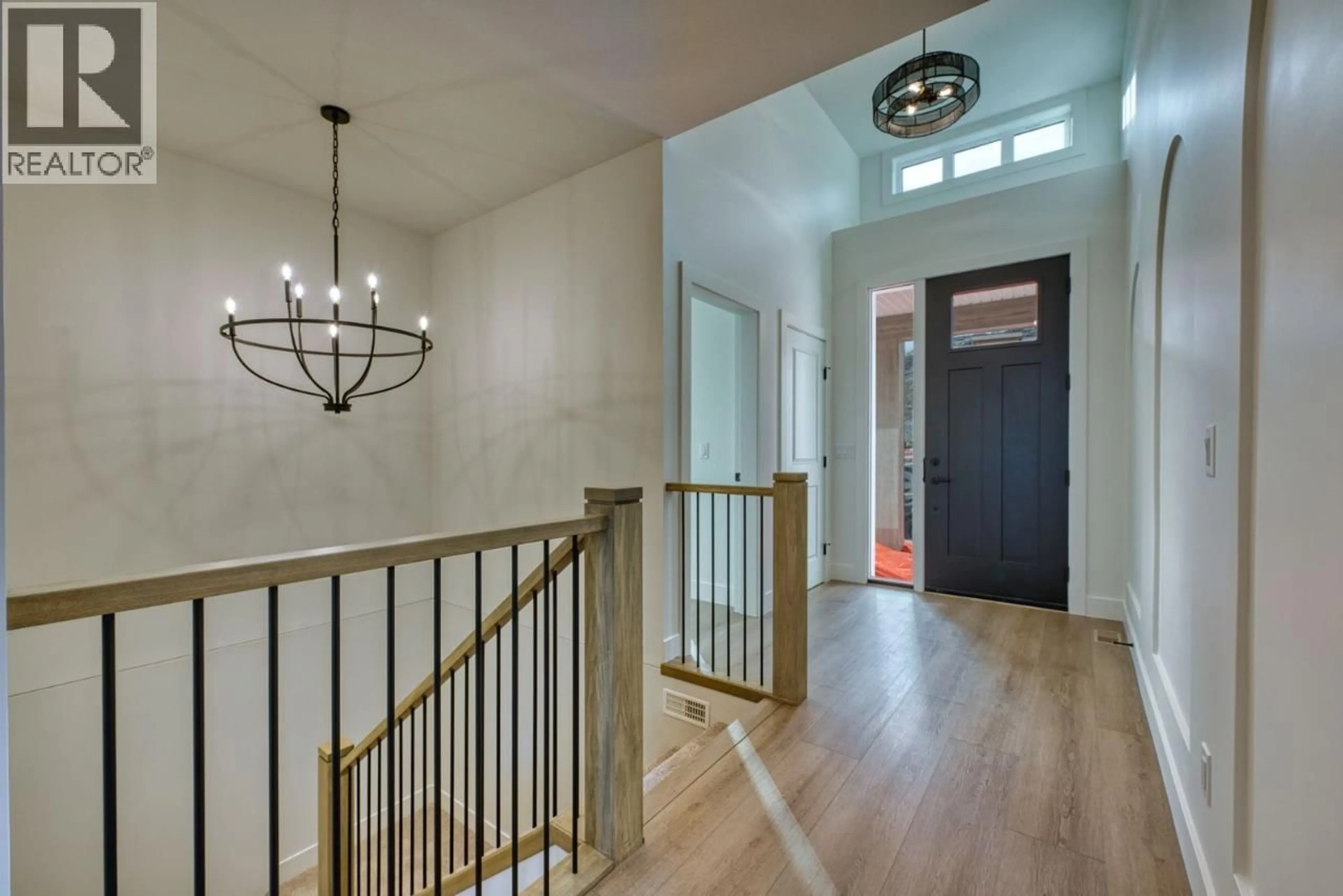 Indoor entryway for 1080 HEWETSON AVENUE, Kelowna British Columbia V1W5H6
