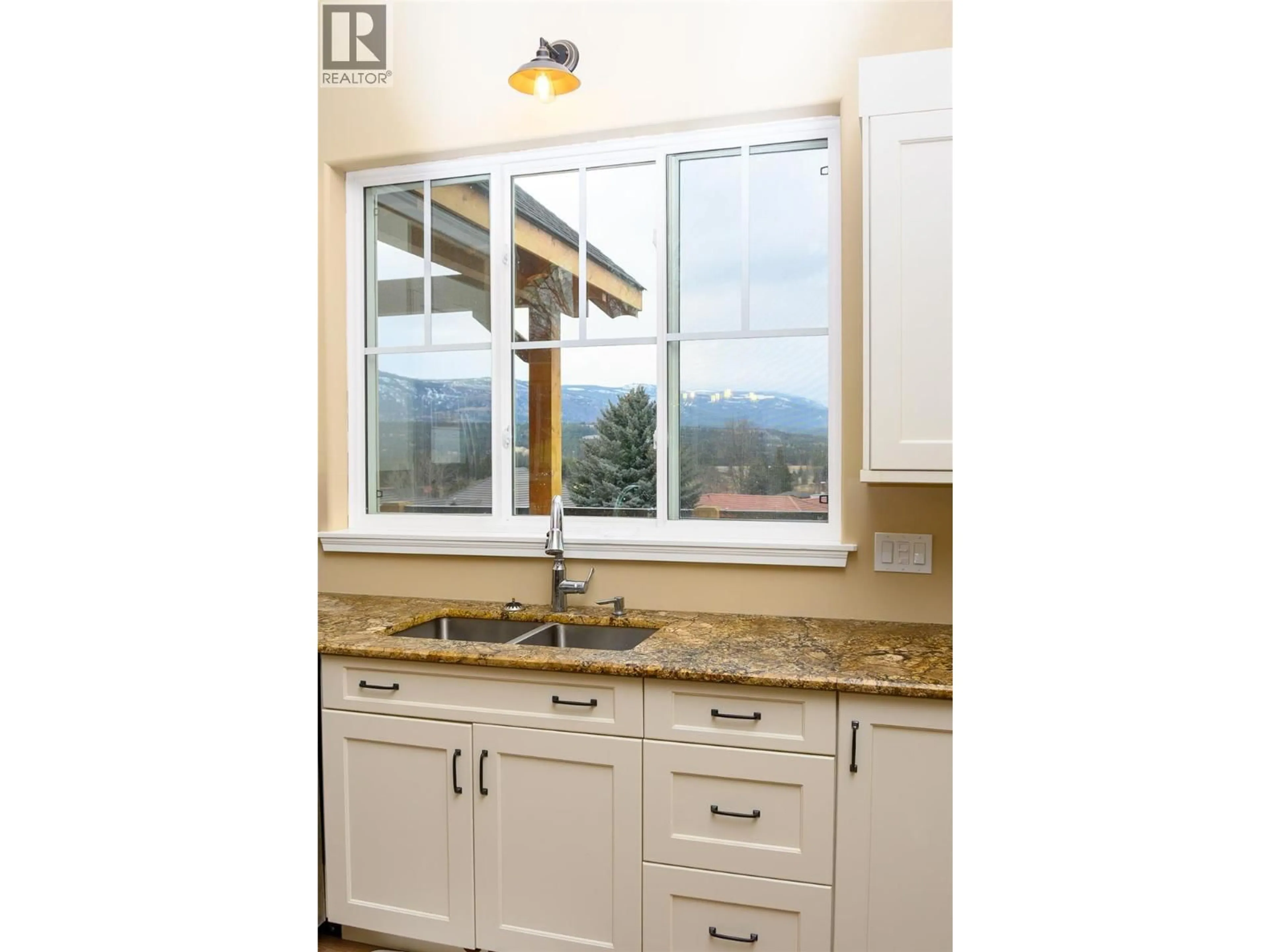 Open concept kitchen, unknown for 5112 RIVERVIEW CLOSE, Fairmont Hot Springs British Columbia V0B1L1