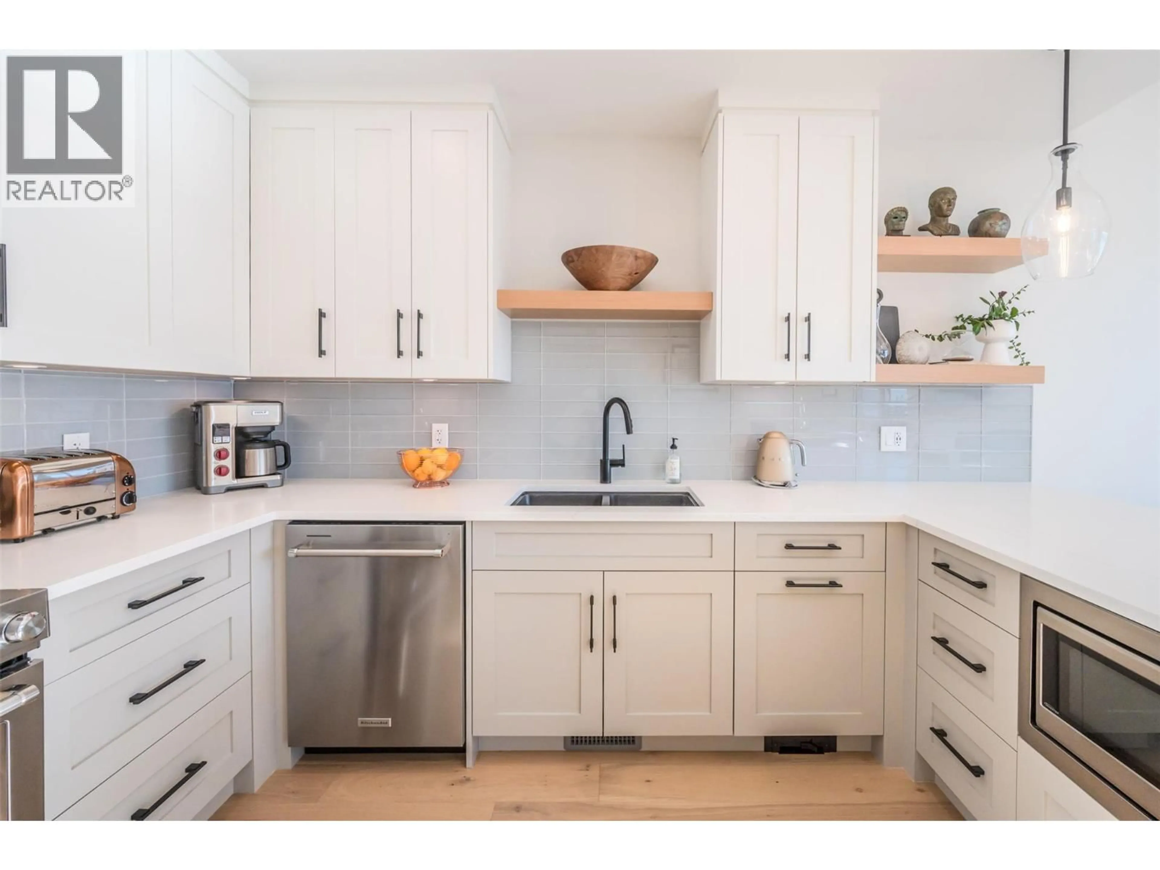 Contemporary kitchen, unknown for 6007 PRINCESS STREET, Peachland British Columbia V0H1X7