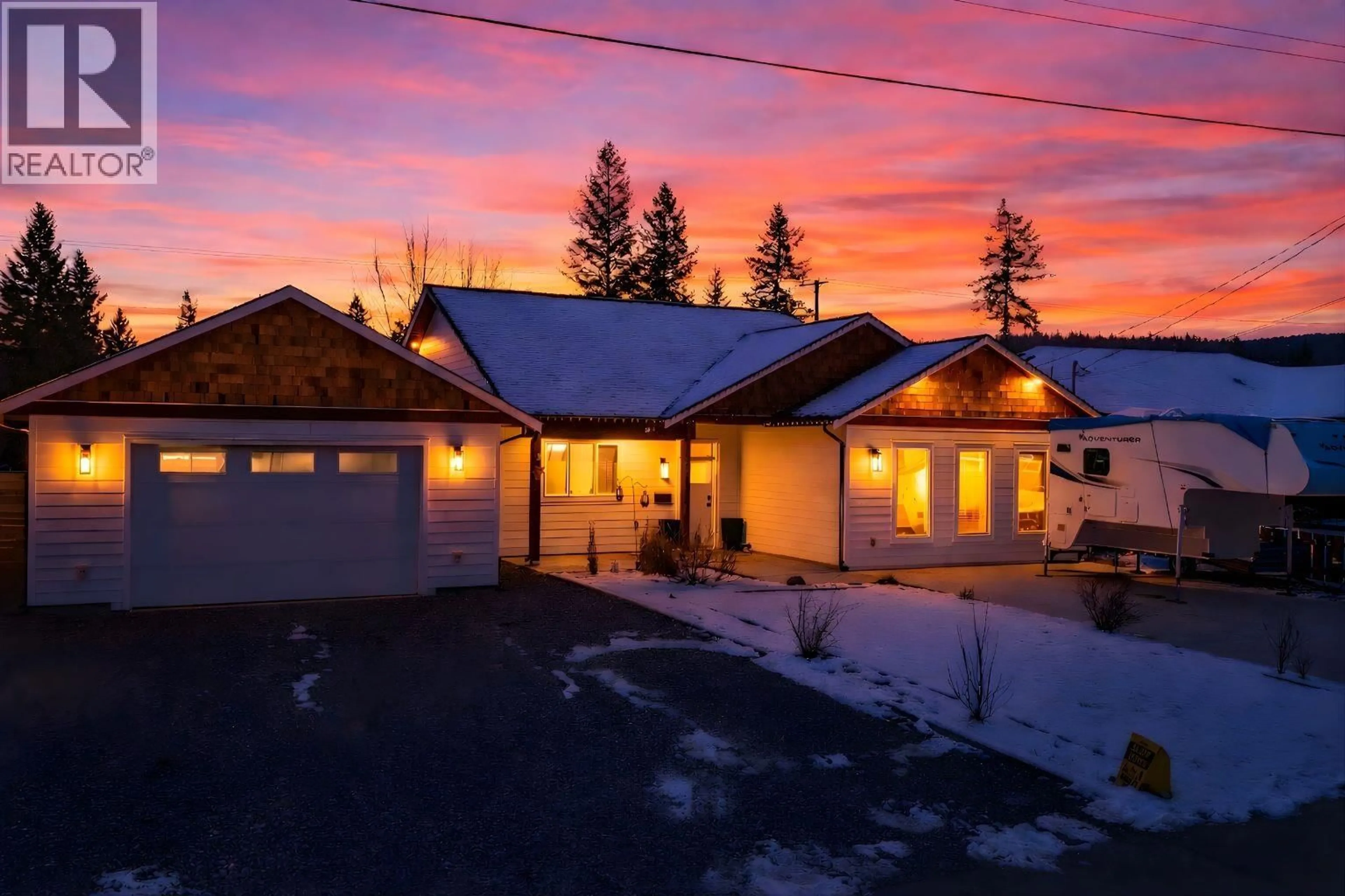 A pic from outside/outdoor area/front of a property/back of a property/a pic from drone, street for 518 ORIOLE WAY, Barriere British Columbia V0E1E0