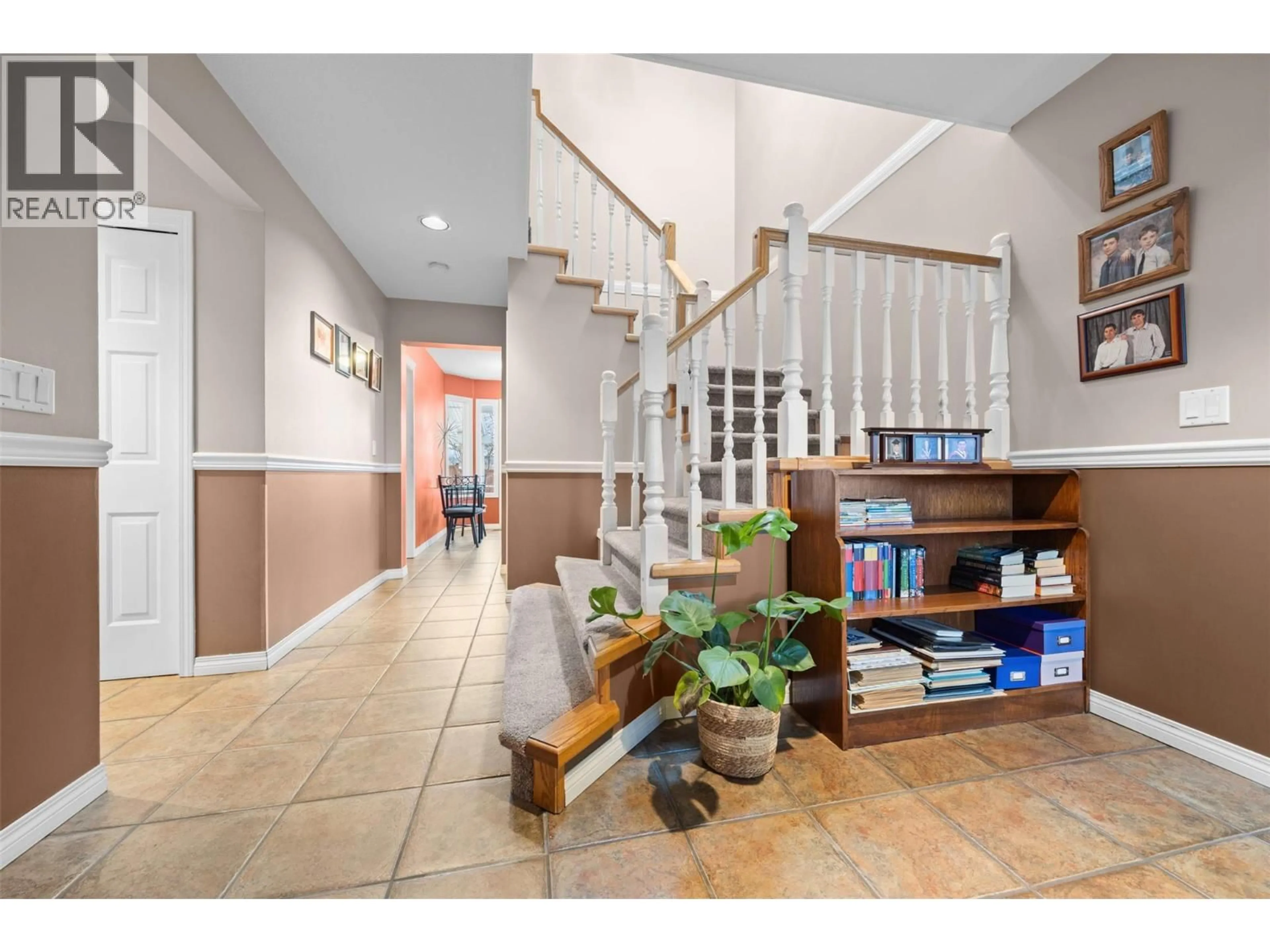 Indoor foyer for 699 SARATOGA PLACE, Kelowna British Columbia V1W2Z6