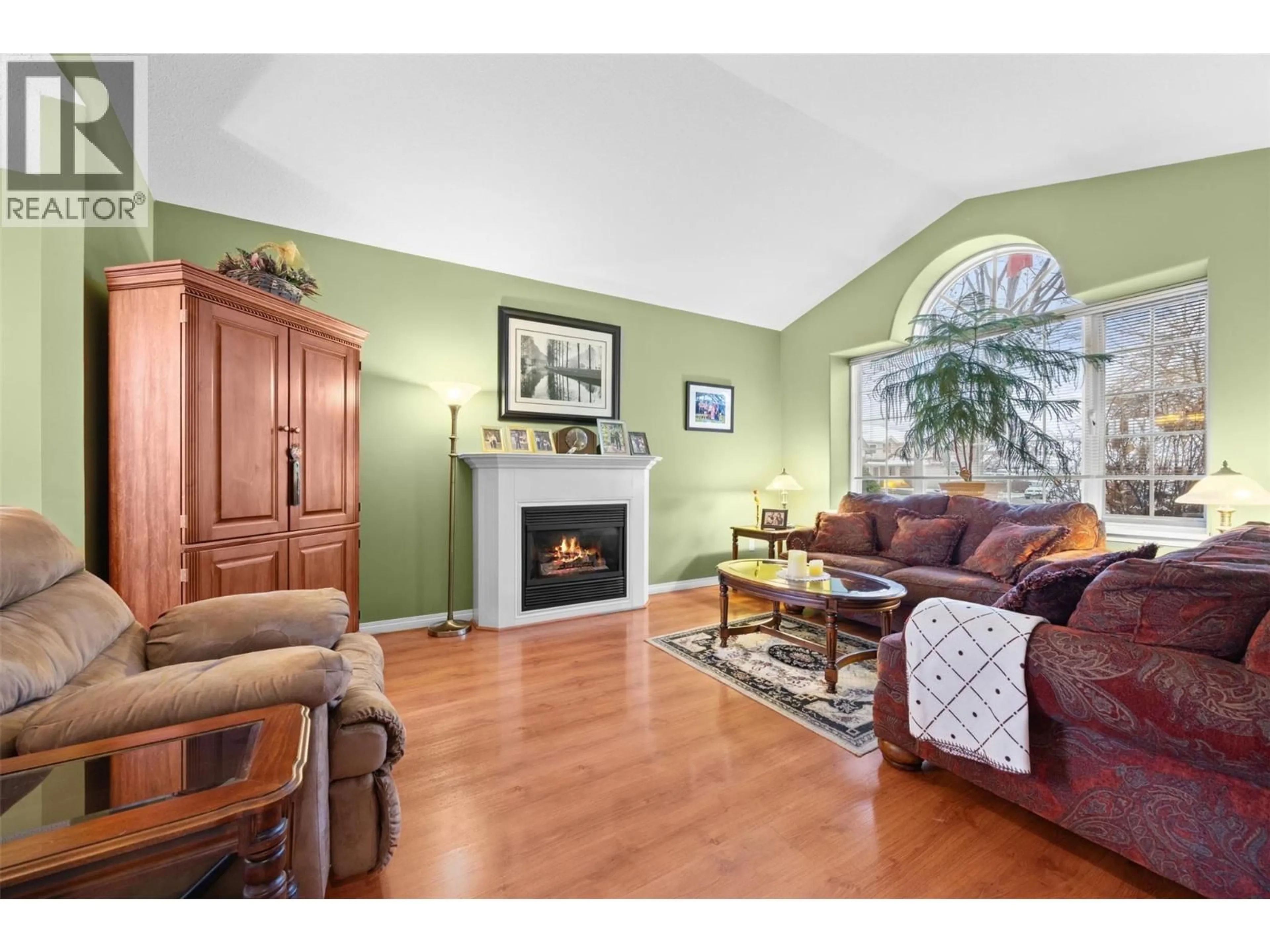 Living room with furniture, wood/laminate floor for 699 SARATOGA PLACE, Kelowna British Columbia V1W2Z6