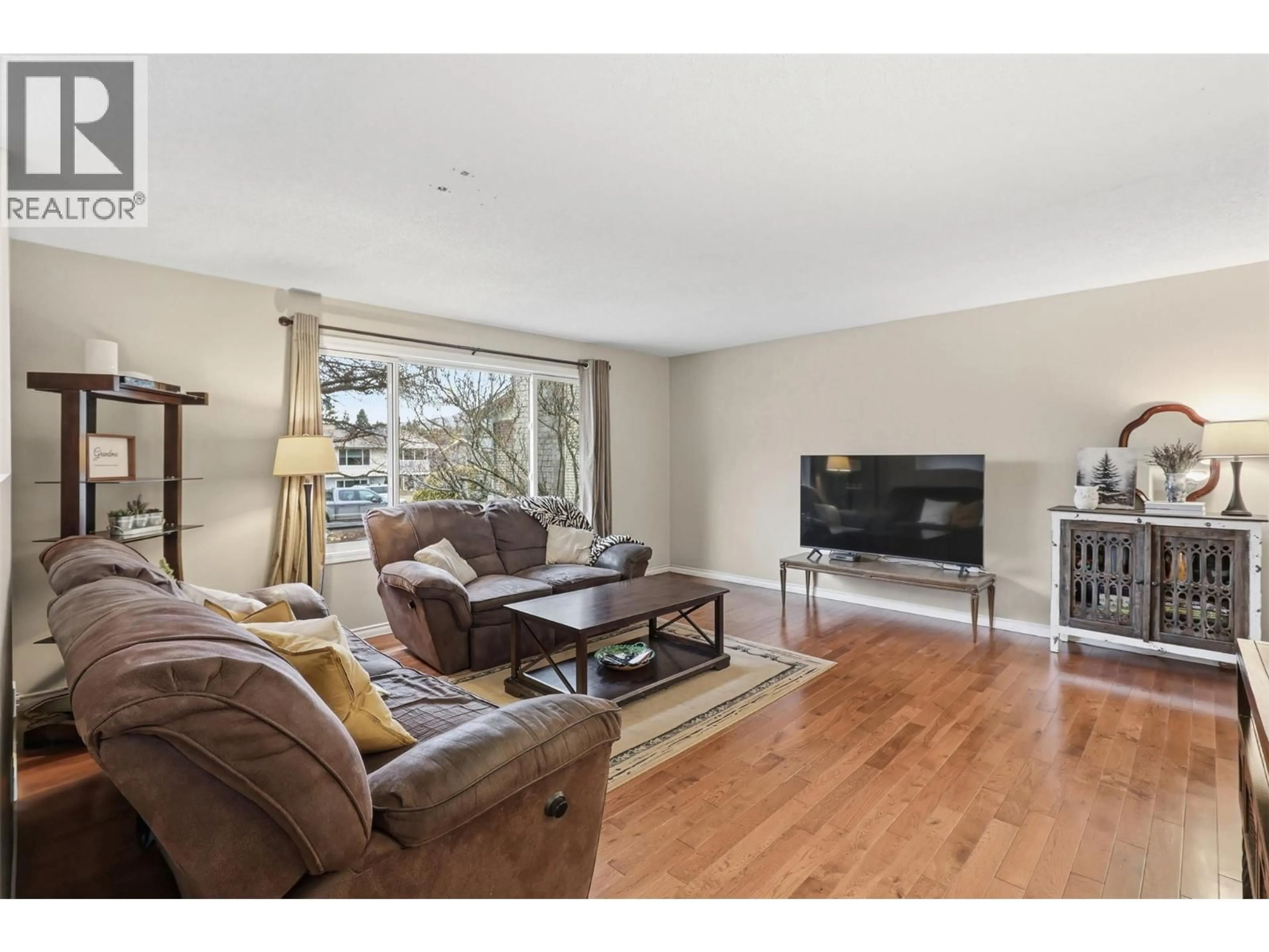 Living room with furniture, wood/laminate floor for 748 MORVEN DRIVE, Kamloops British Columbia V2B7T8