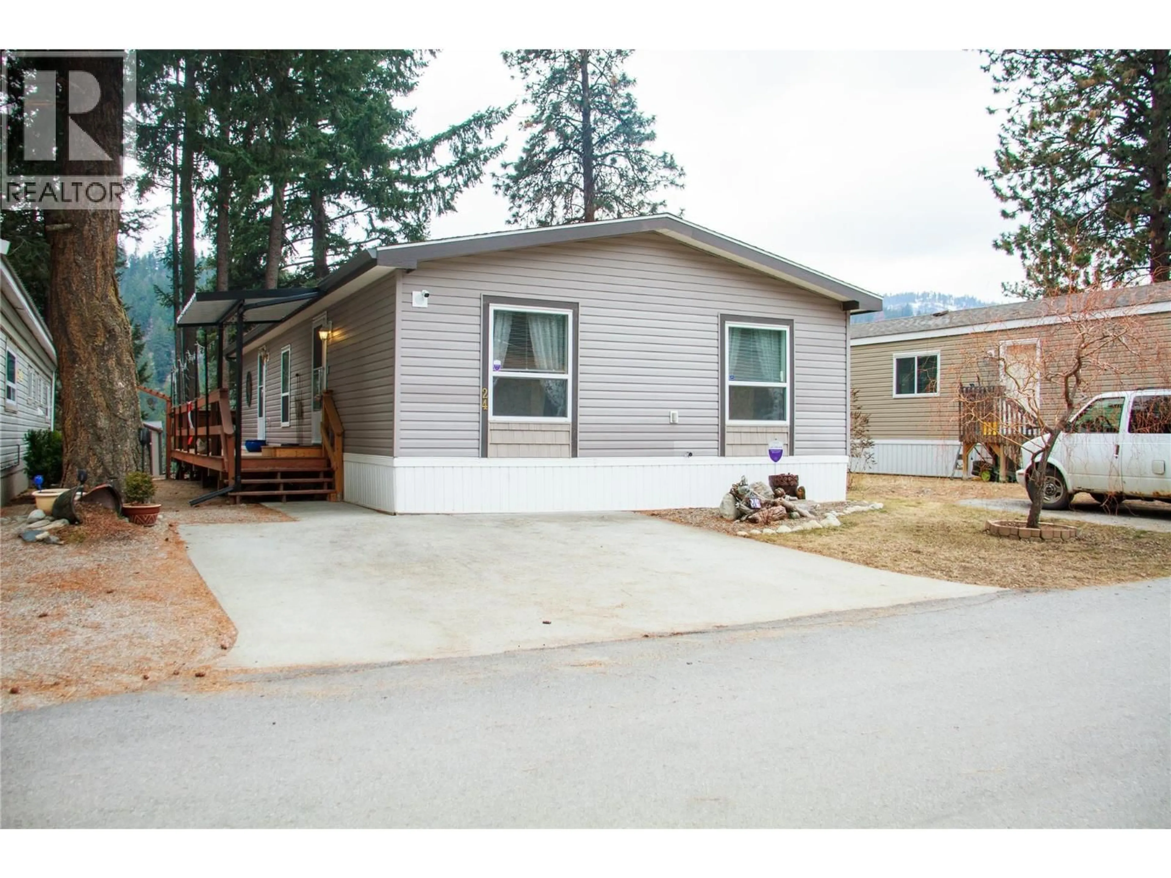 Home with vinyl exterior material, street for 24 - 5371 PRINCETON AVENUE, Peachland British Columbia V0H1X8