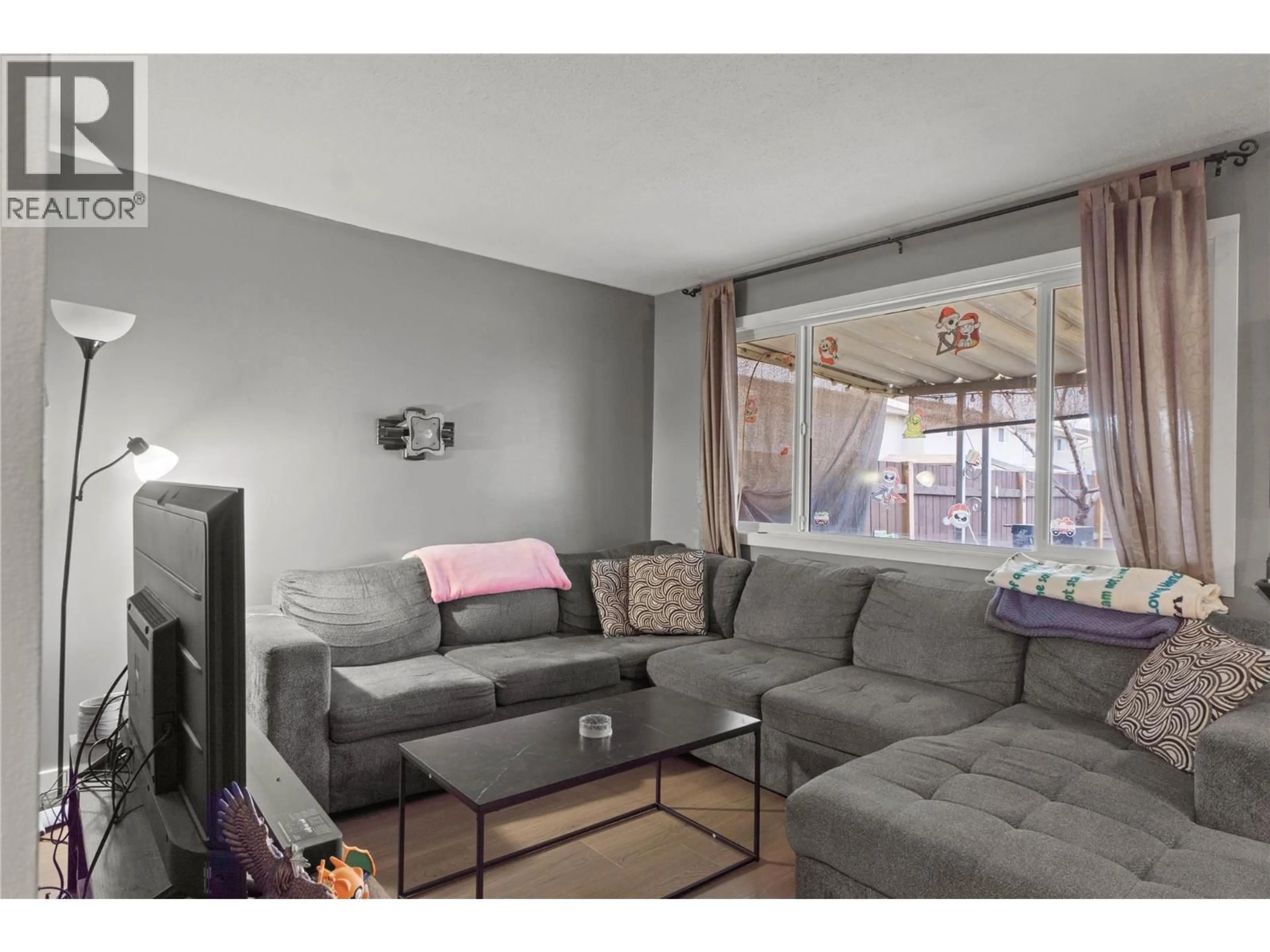 Living room with furniture, unknown for 18 - 1697 GREENFIELD AVENUE, Kamloops British Columbia V2B4N5