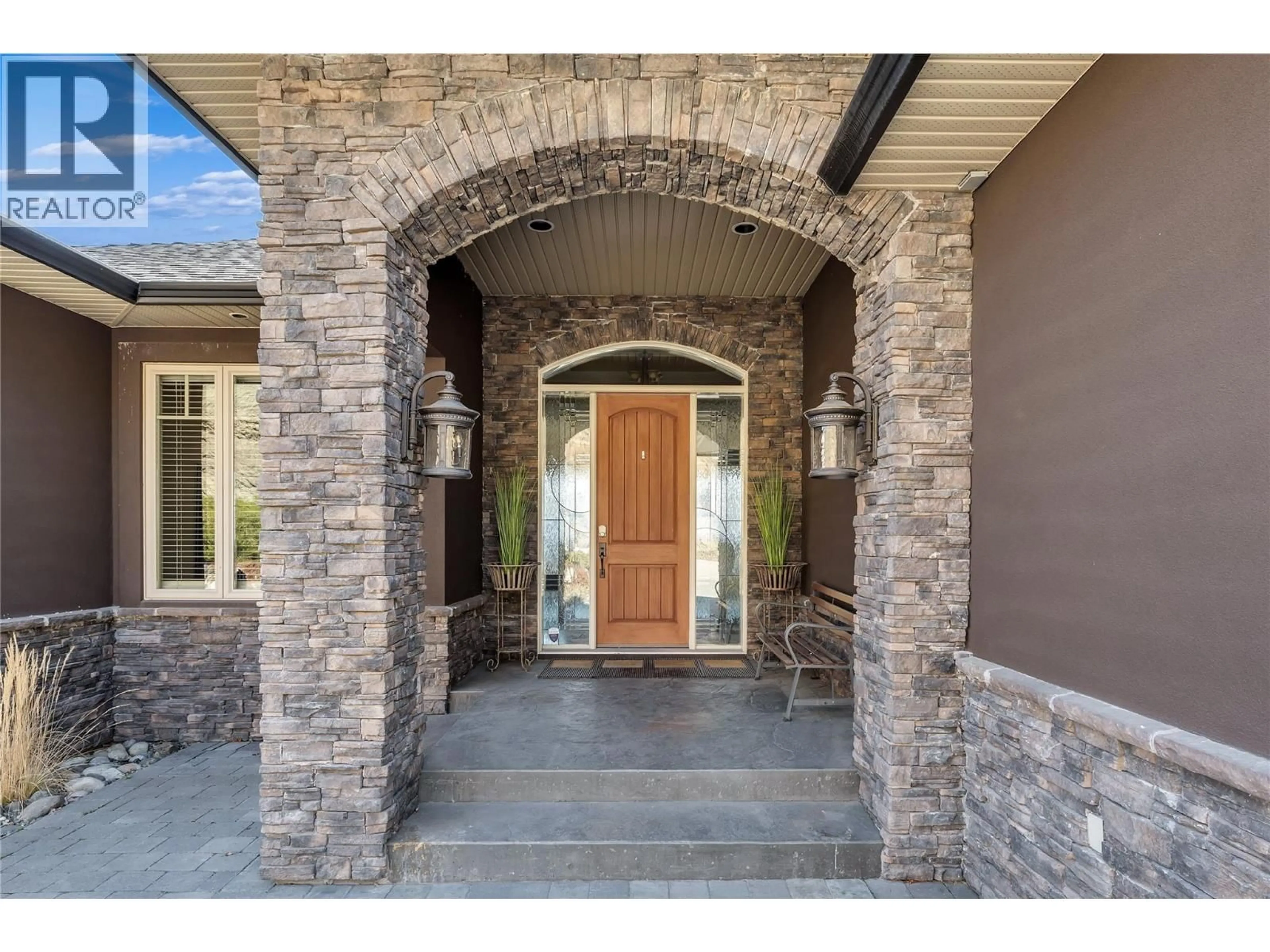 Indoor entryway for 1487 PINOT GRIS DRIVE, West Kelowna British Columbia V4T2Y6