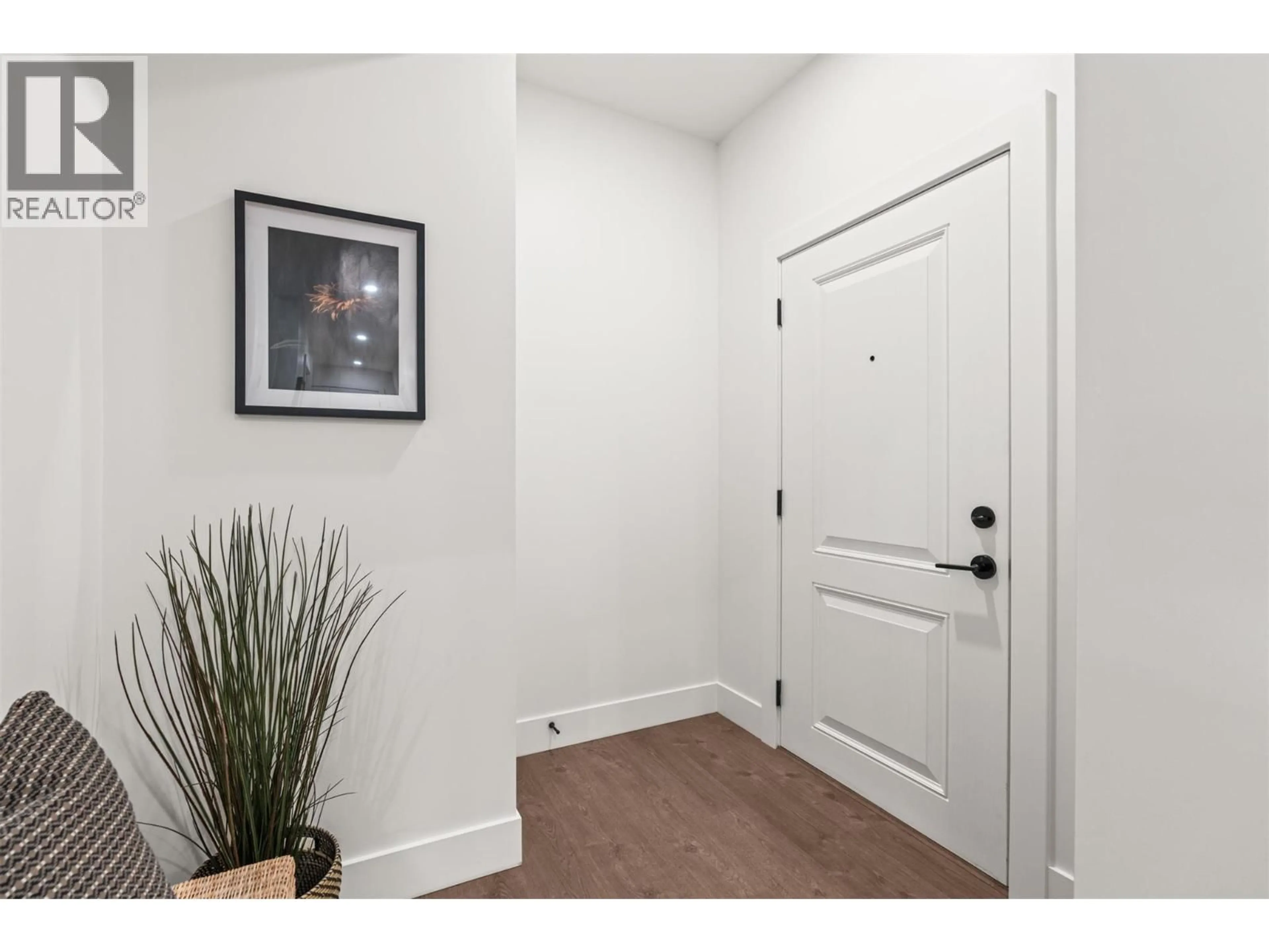 Indoor entryway for 102 - 2455 BRADLEY DRIVE, Armstrong British Columbia V4Y0Y4
