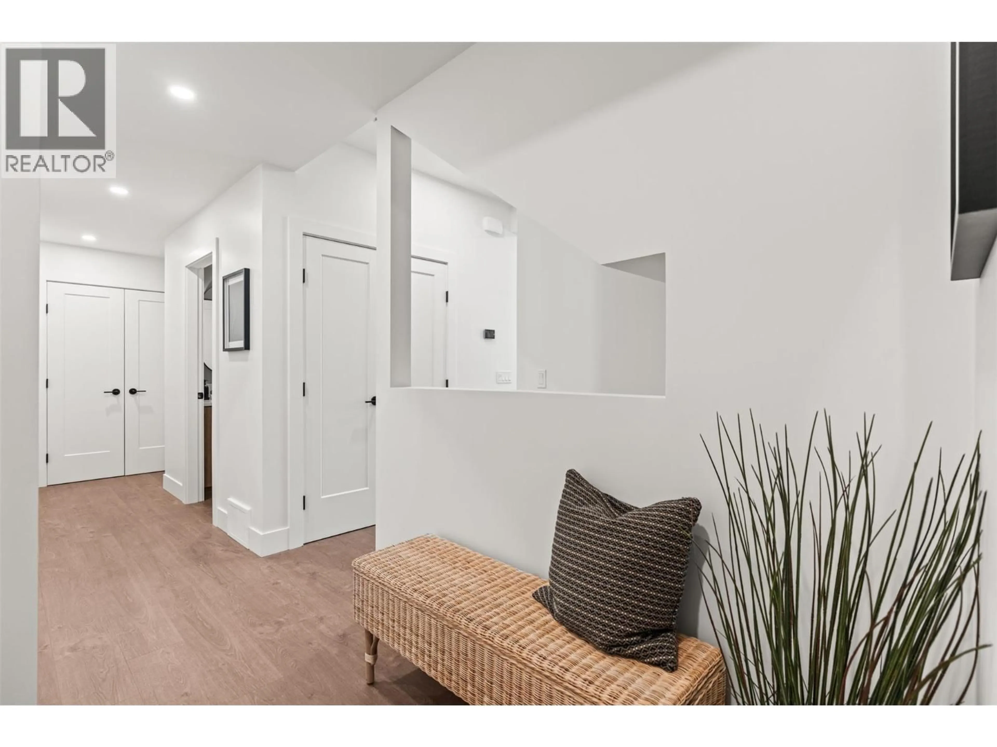 Indoor entryway for 102 - 2455 BRADLEY DRIVE, Armstrong British Columbia V4Y0Y4