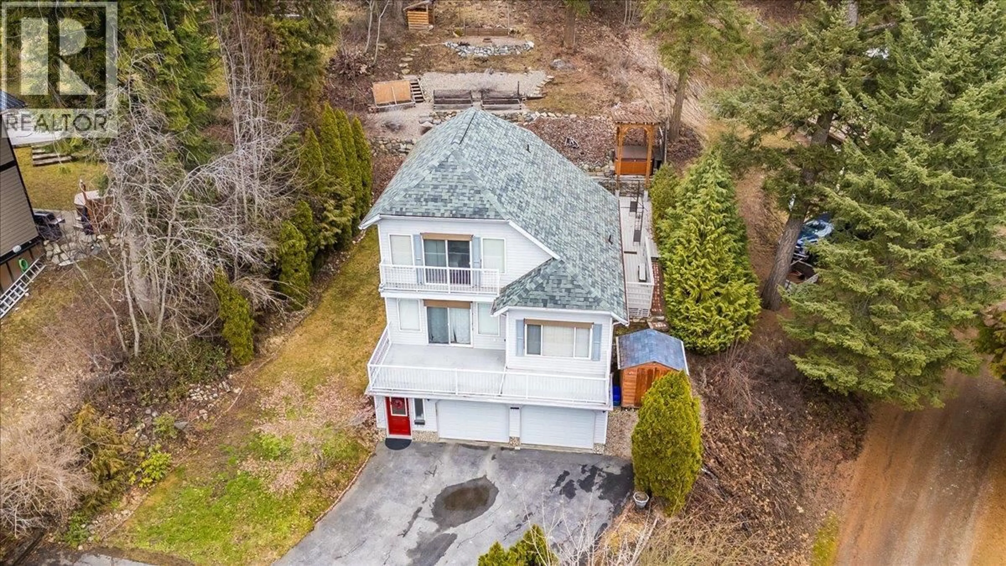 A pic from outside/outdoor area/front of a property/back of a property/a pic from drone, street for 1105 CHRISTIE ROAD, Montrose British Columbia V0G1P0