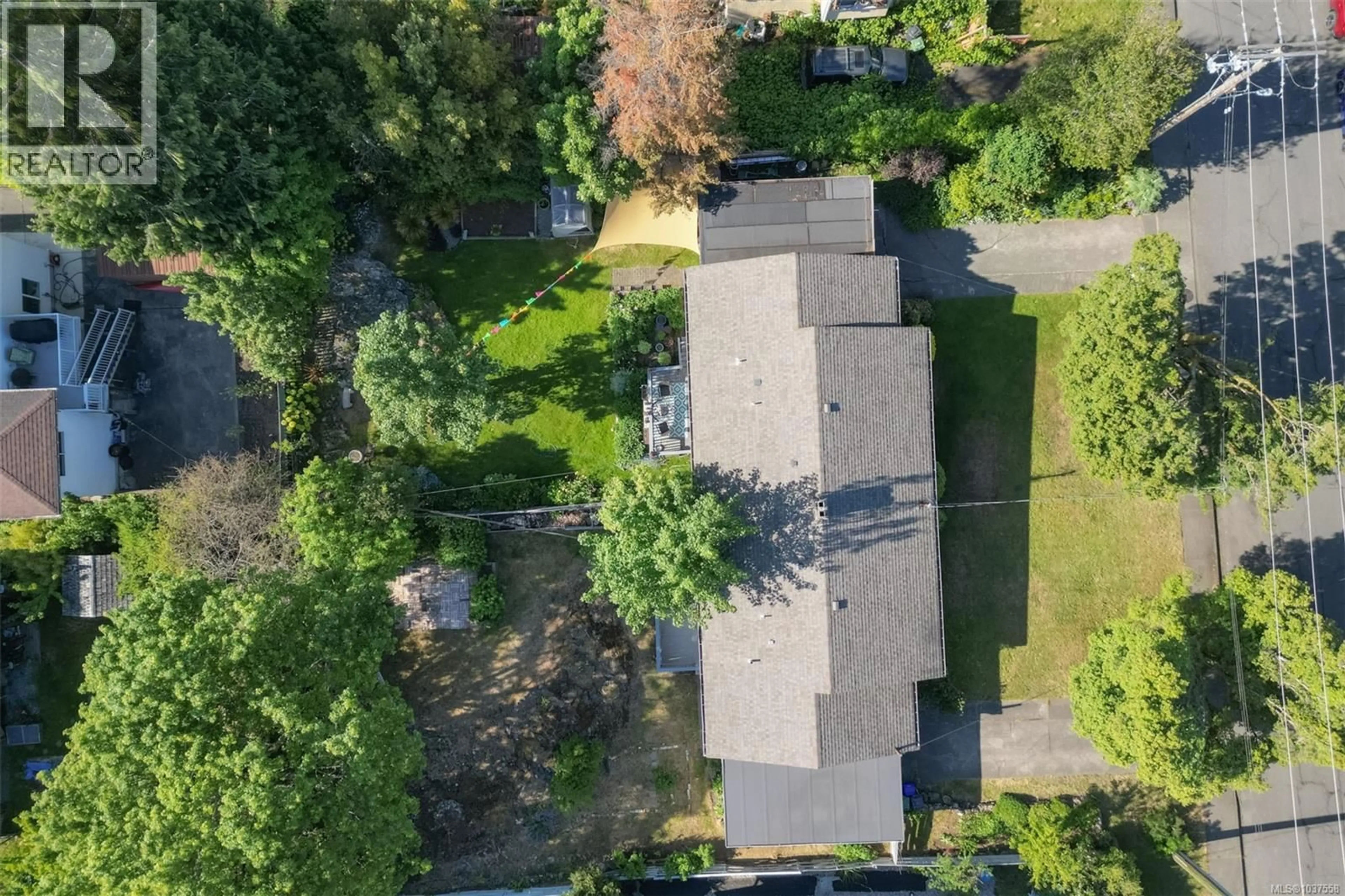 A pic from outside/outdoor area/front of a property/back of a property/a pic from drone, street for 2550/2552 BELMONT AVENUE, Victoria British Columbia V8R4A4