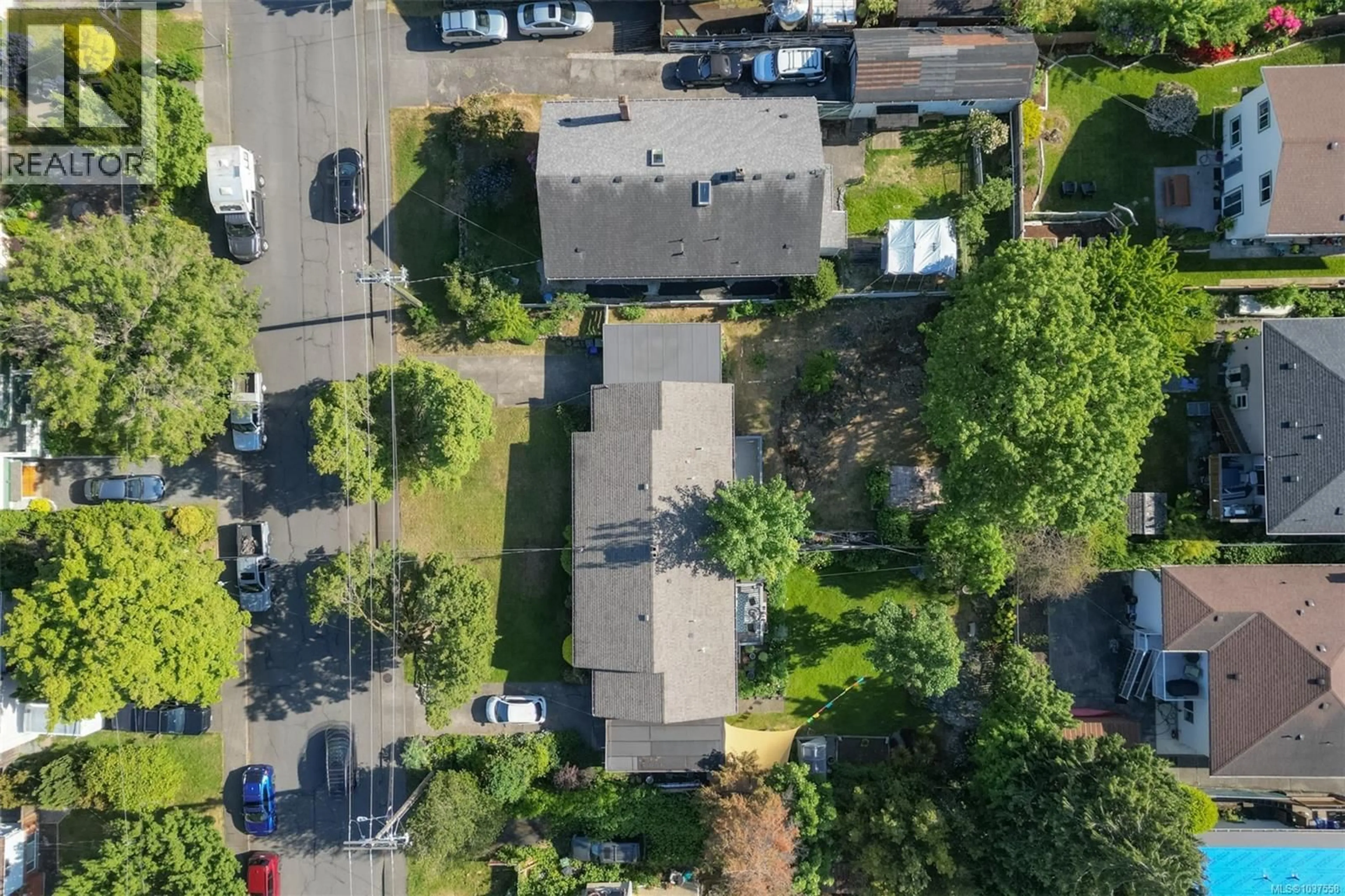A pic from outside/outdoor area/front of a property/back of a property/a pic from drone, street for 2550/2552 BELMONT AVENUE, Victoria British Columbia V8R4A4