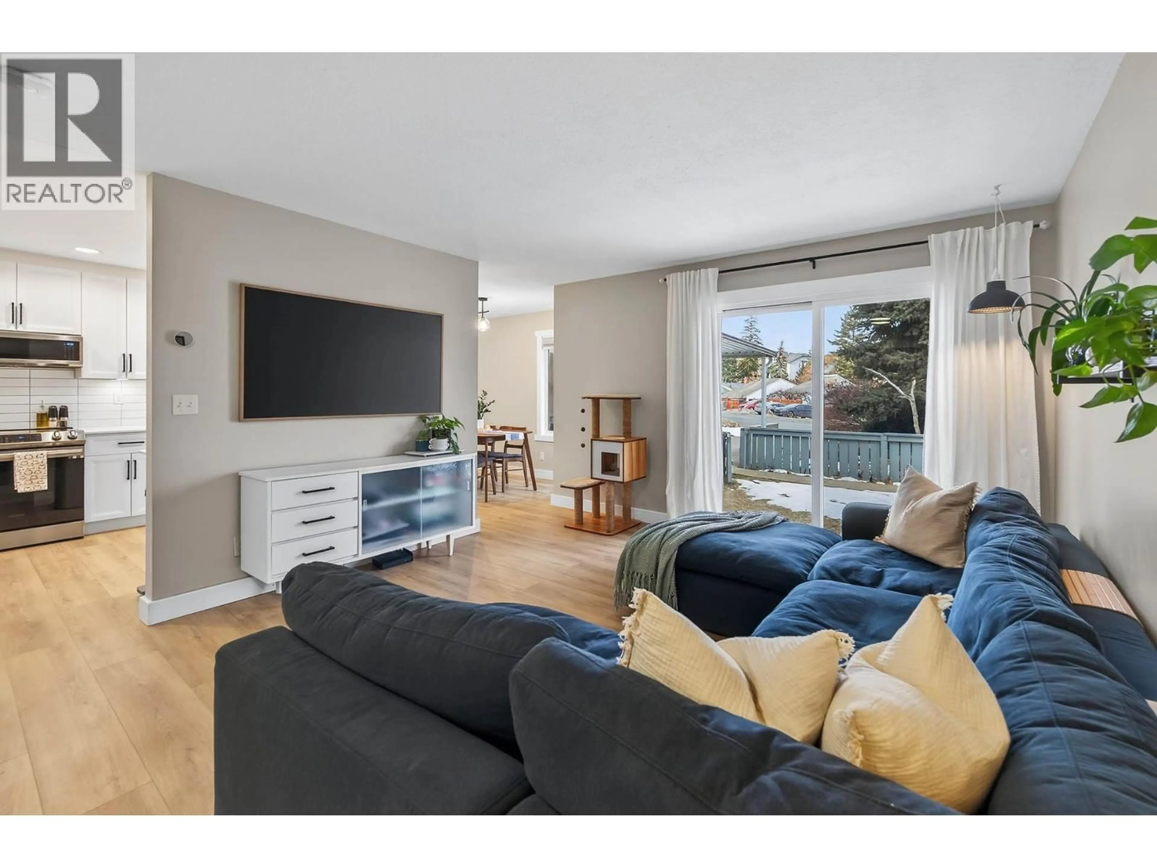 Living room with furniture, wood/laminate floor for 537 GLENEAGLES DRIVE, Kamloops British Columbia V2E1X1