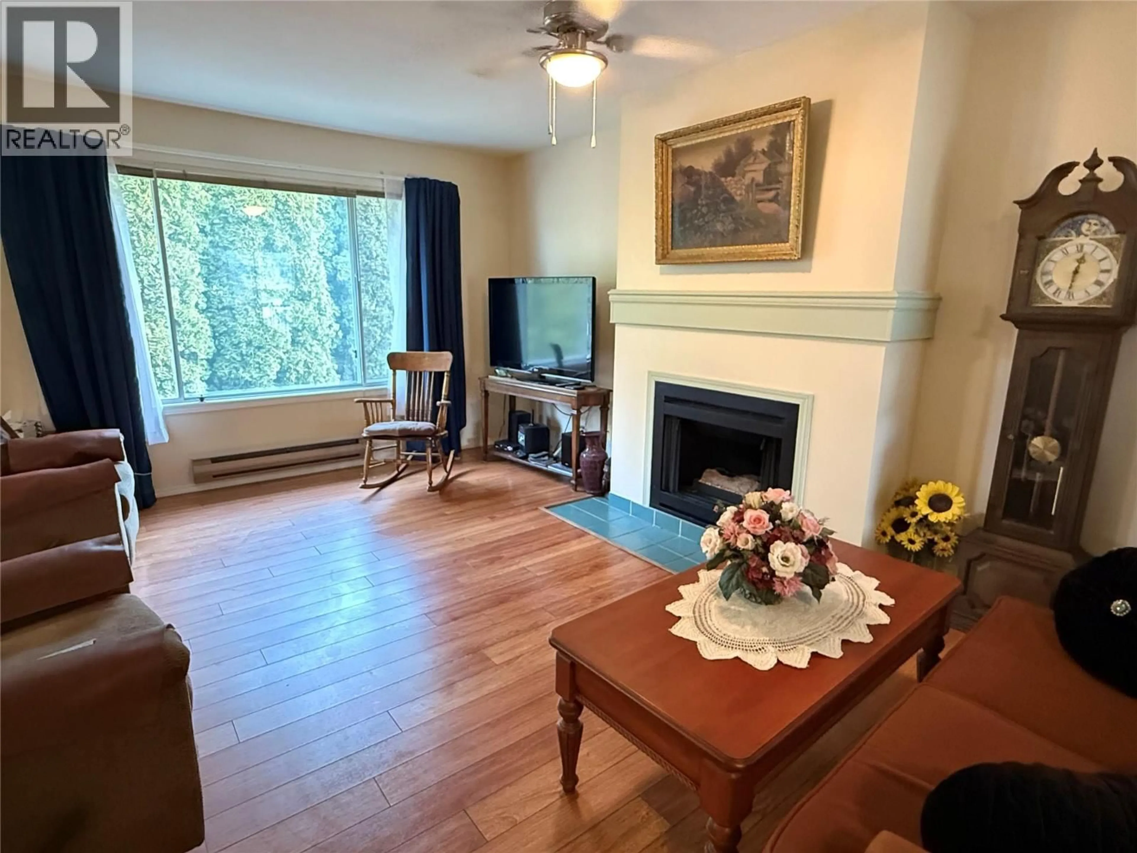 Living room with furniture, wood/laminate floor for 213 - 320 BRANDON AVENUE, Penticton British Columbia V2A3S8