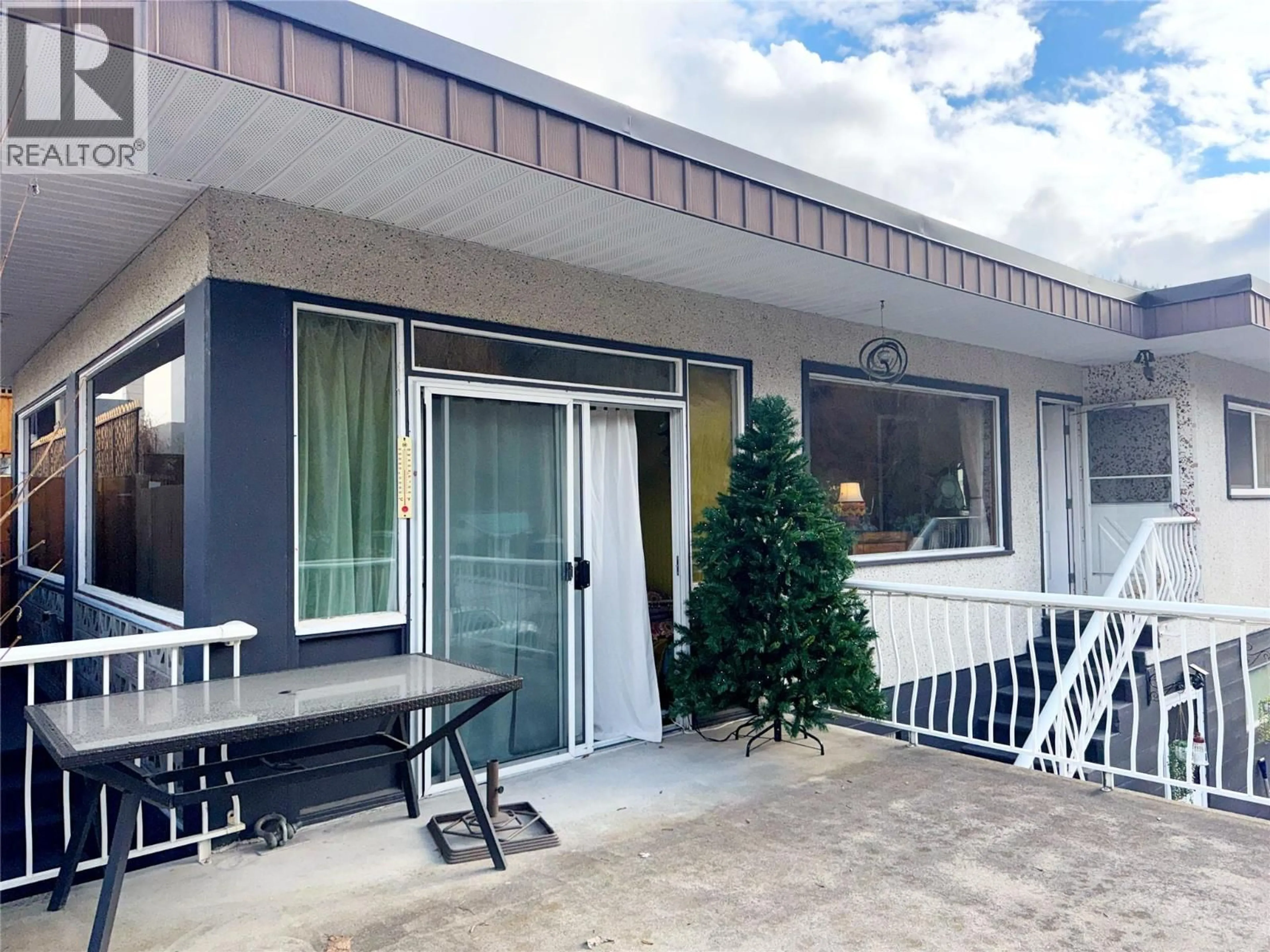 Patio, street for 214 WELLINGTON AVENUE, Warfield British Columbia V1R2K5