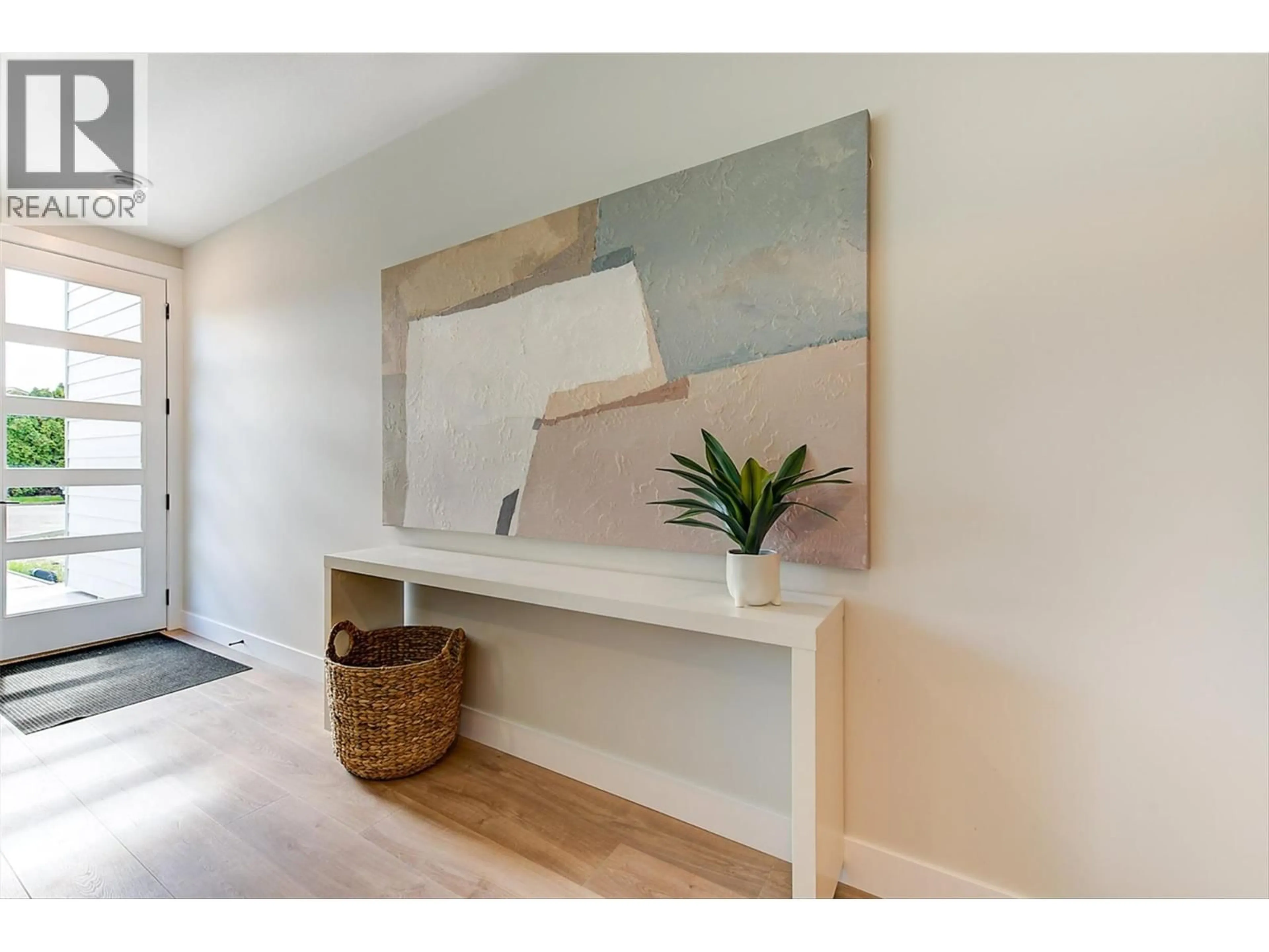 Indoor entryway for 1 - 732 COOPLAND CRESCENT, Kelowna British Columbia V1Y2V1