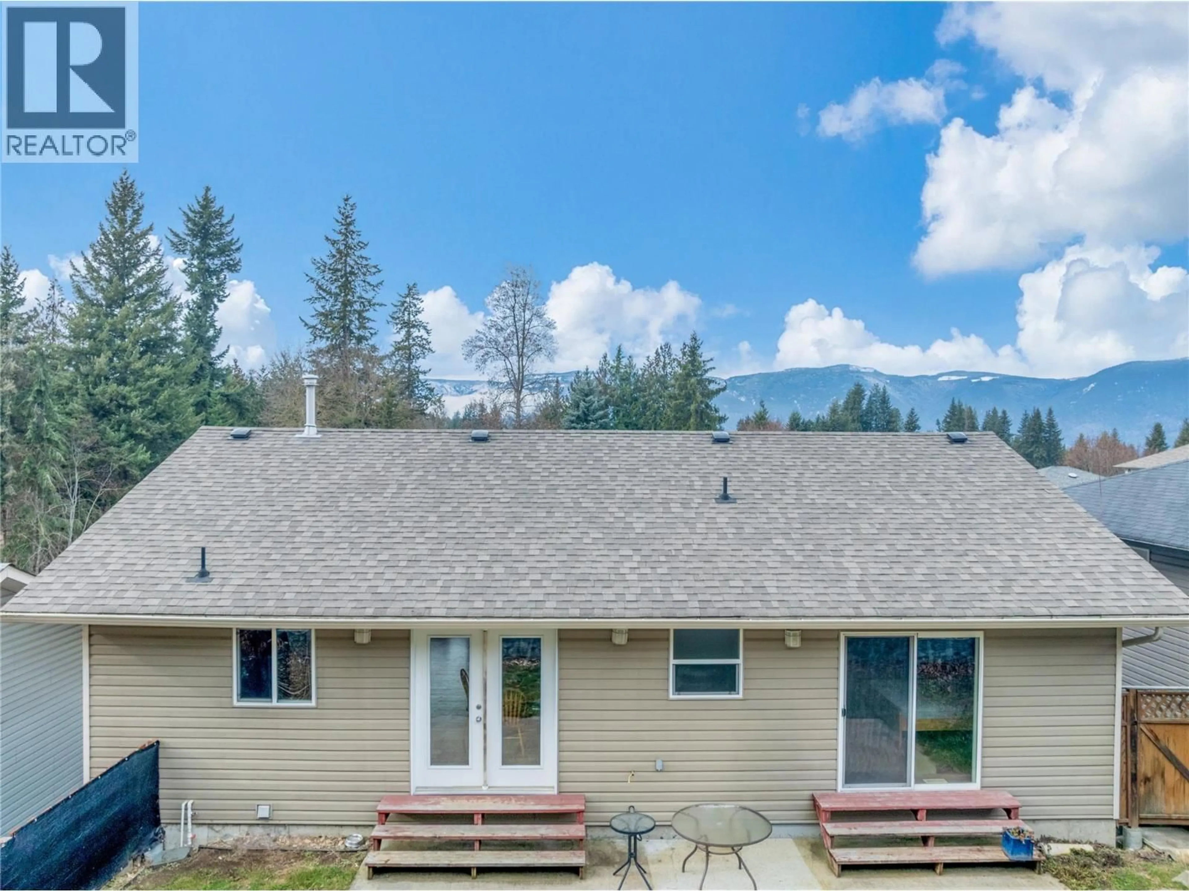 A pic from outside/outdoor area/front of a property/back of a property/a pic from drone, unknown for 930 37 STREET SOUTHEAST, Salmon Arm British Columbia V1E3M2