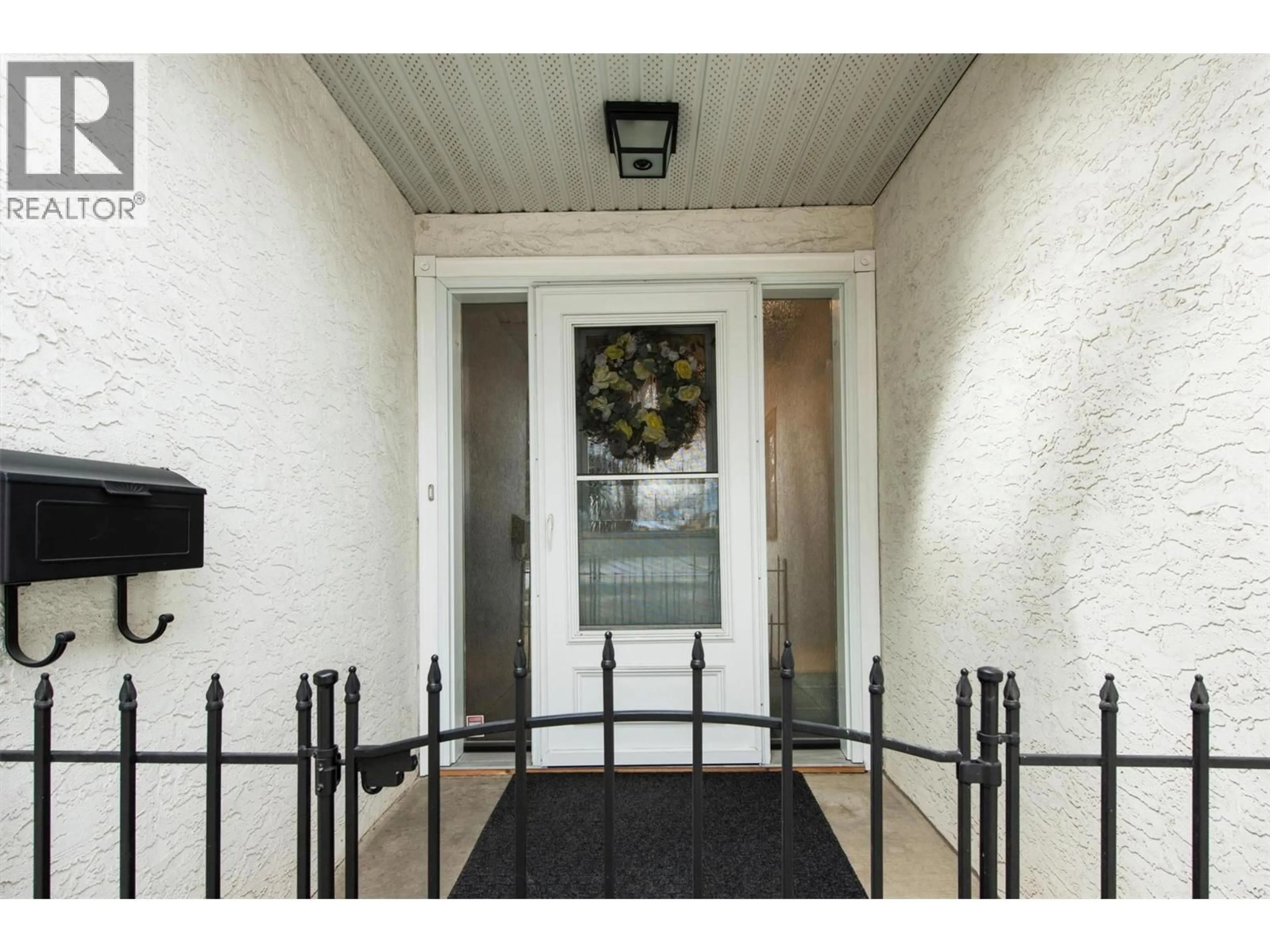 Indoor foyer for 2640 GORDON DRIVE, Kelowna British Columbia V1W3R2