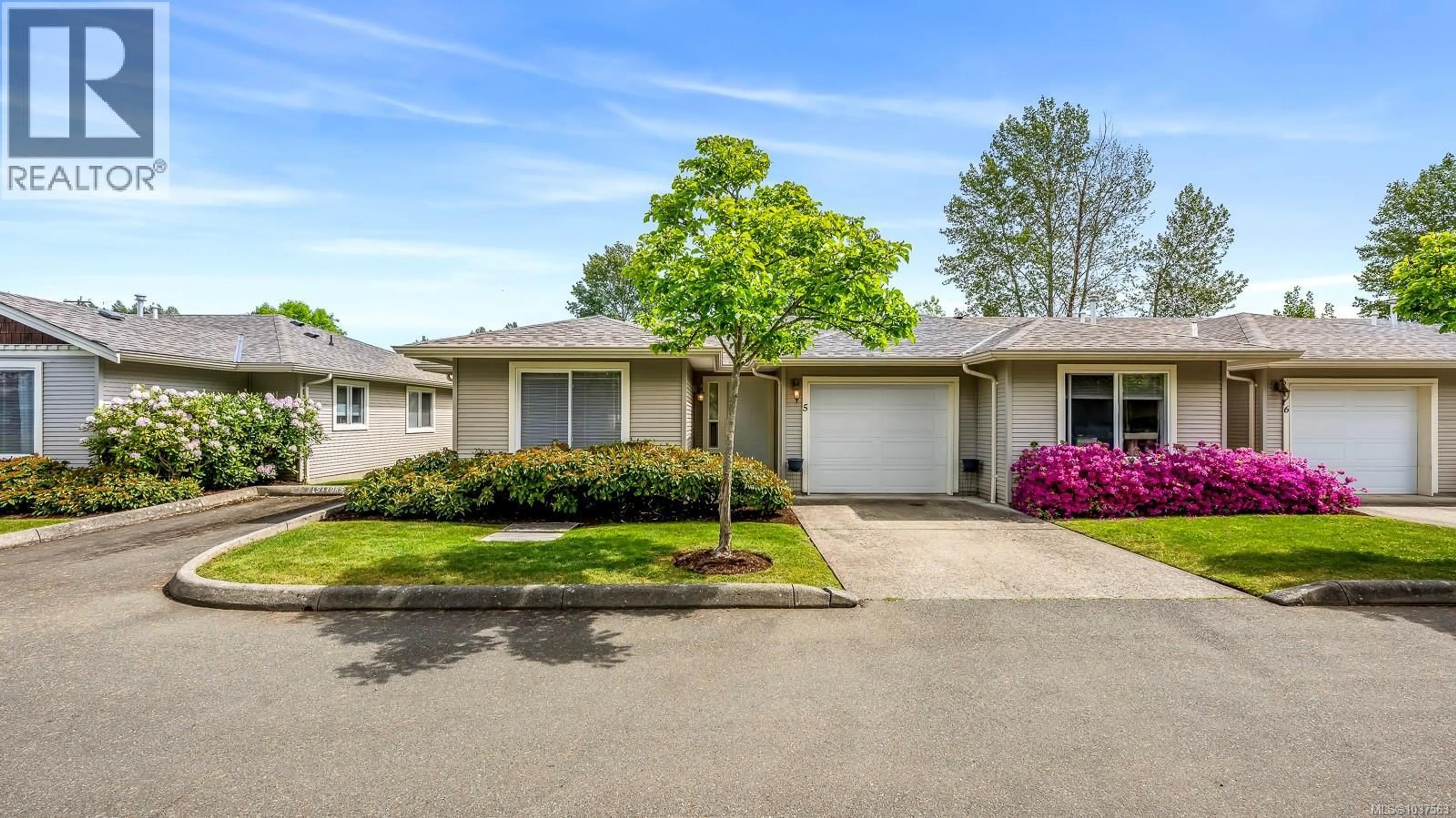 Home with vinyl exterior material, street for 5 - 1050 8TH STREET, Courtenay British Columbia V9N4A5