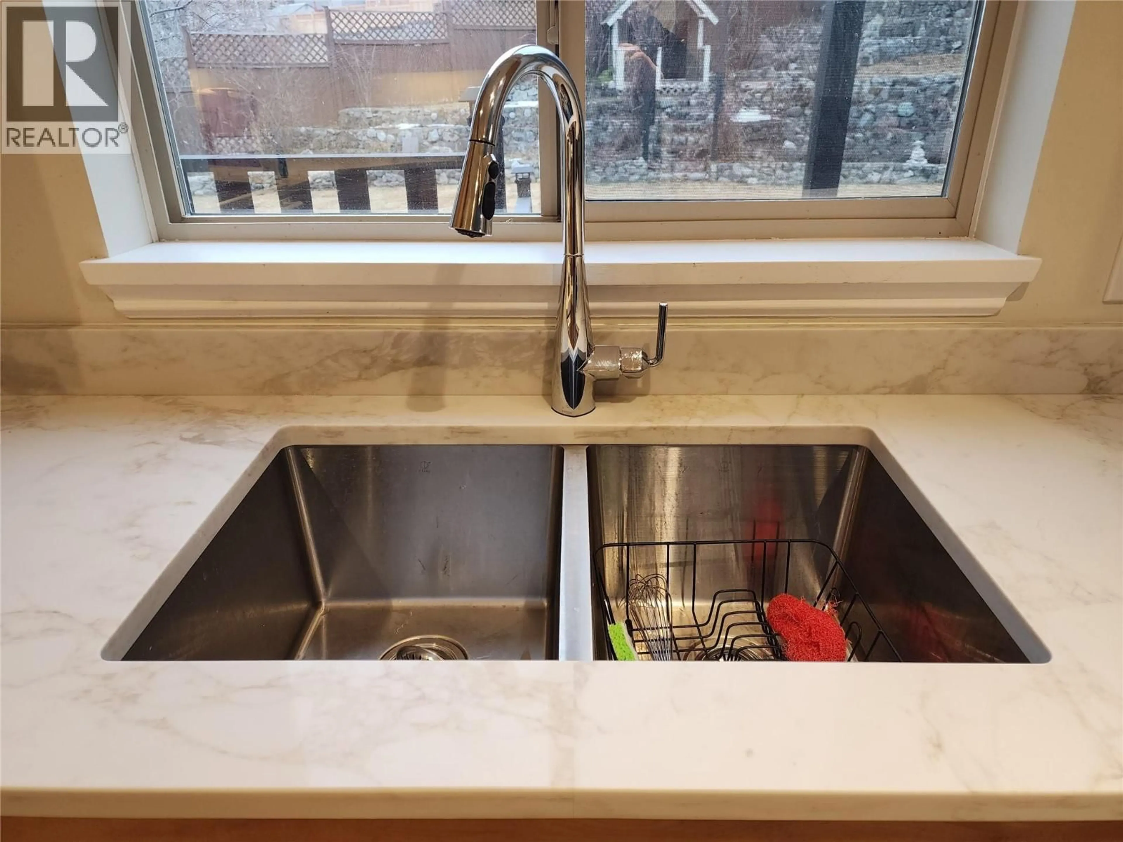 Contemporary kitchen, unknown for 1925 ENGLEMANN COURT, Kamloops British Columbia V1S1X9