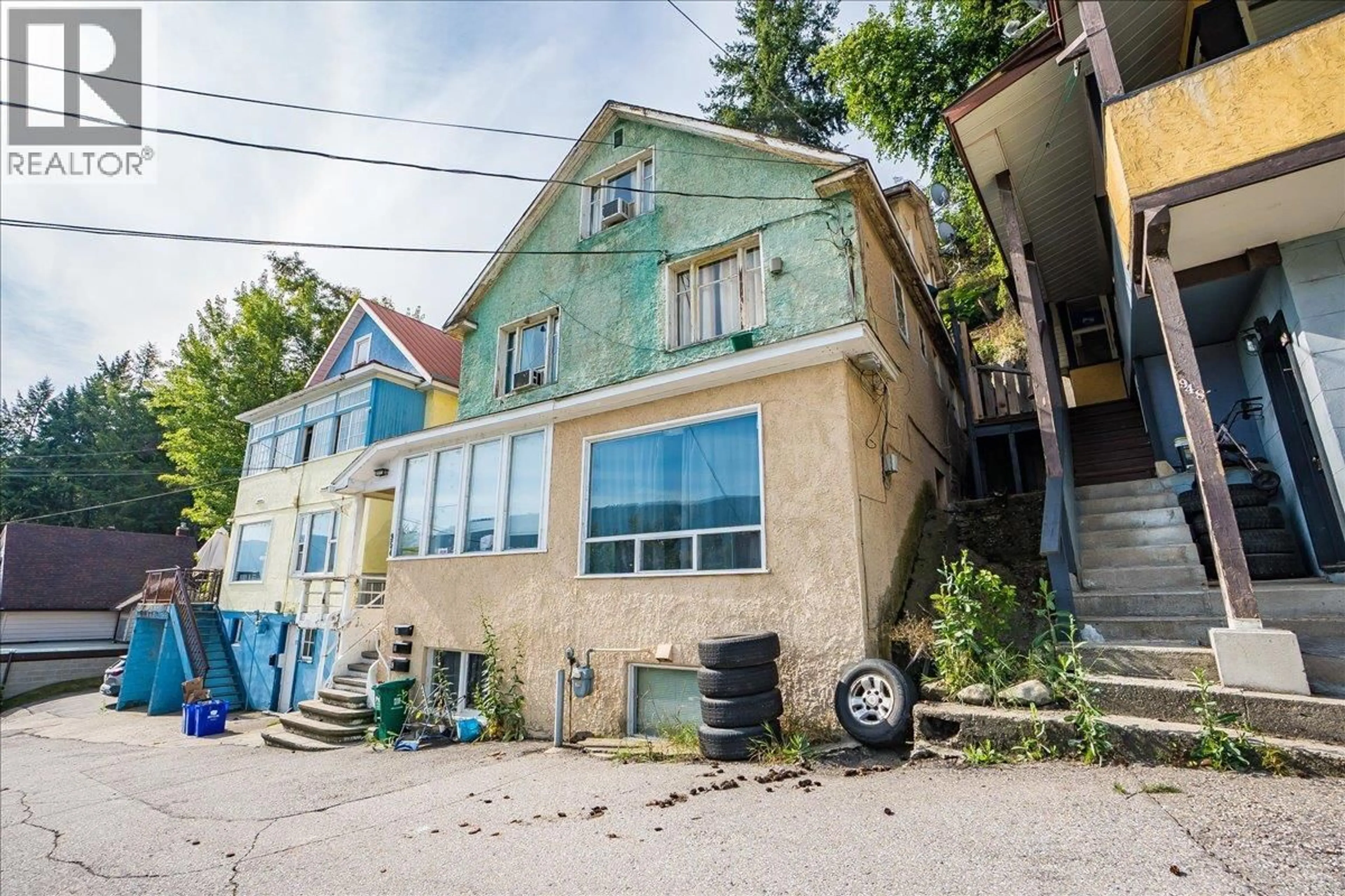 Patio, street for 954 GLOVER ROAD, Trail British Columbia V1R3J9