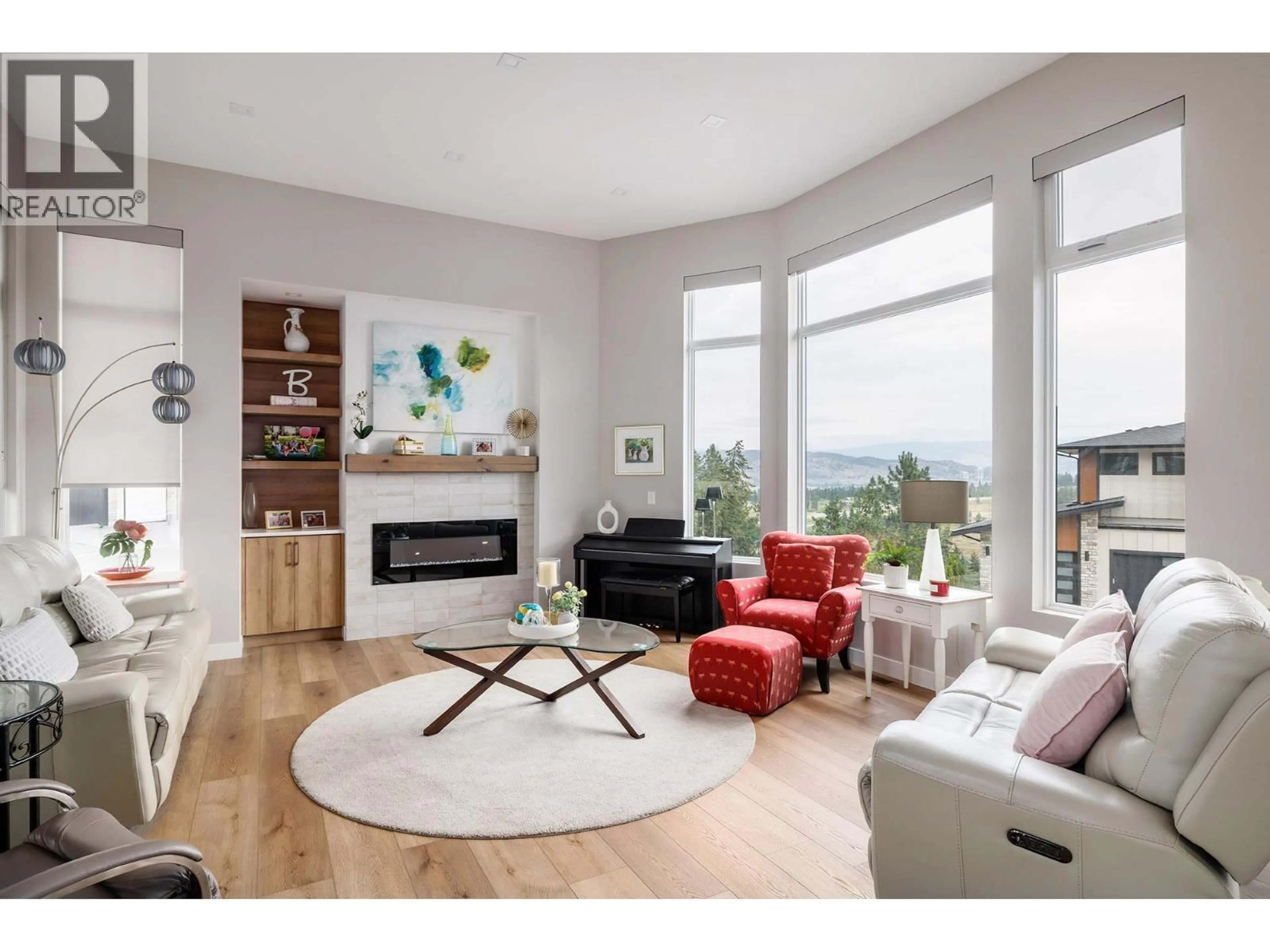 Living room with furniture, wood/laminate floor for 26 - 830 WESTVIEW WAY, West Kelowna British Columbia V1Z0A5