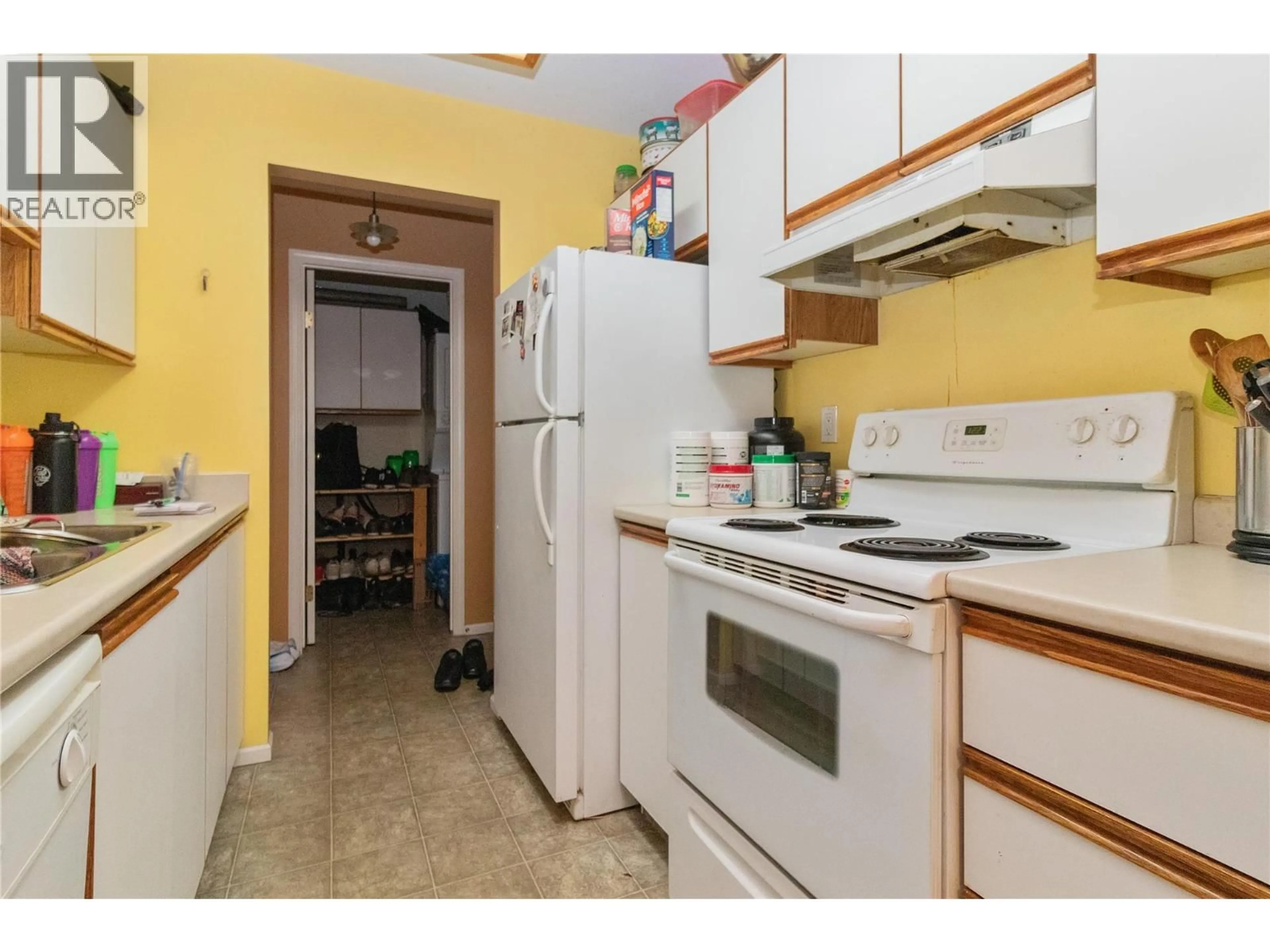 Standard kitchen, unknown for 403 - 2025 BARON ROAD, Kelowna British Columbia V1X7G3