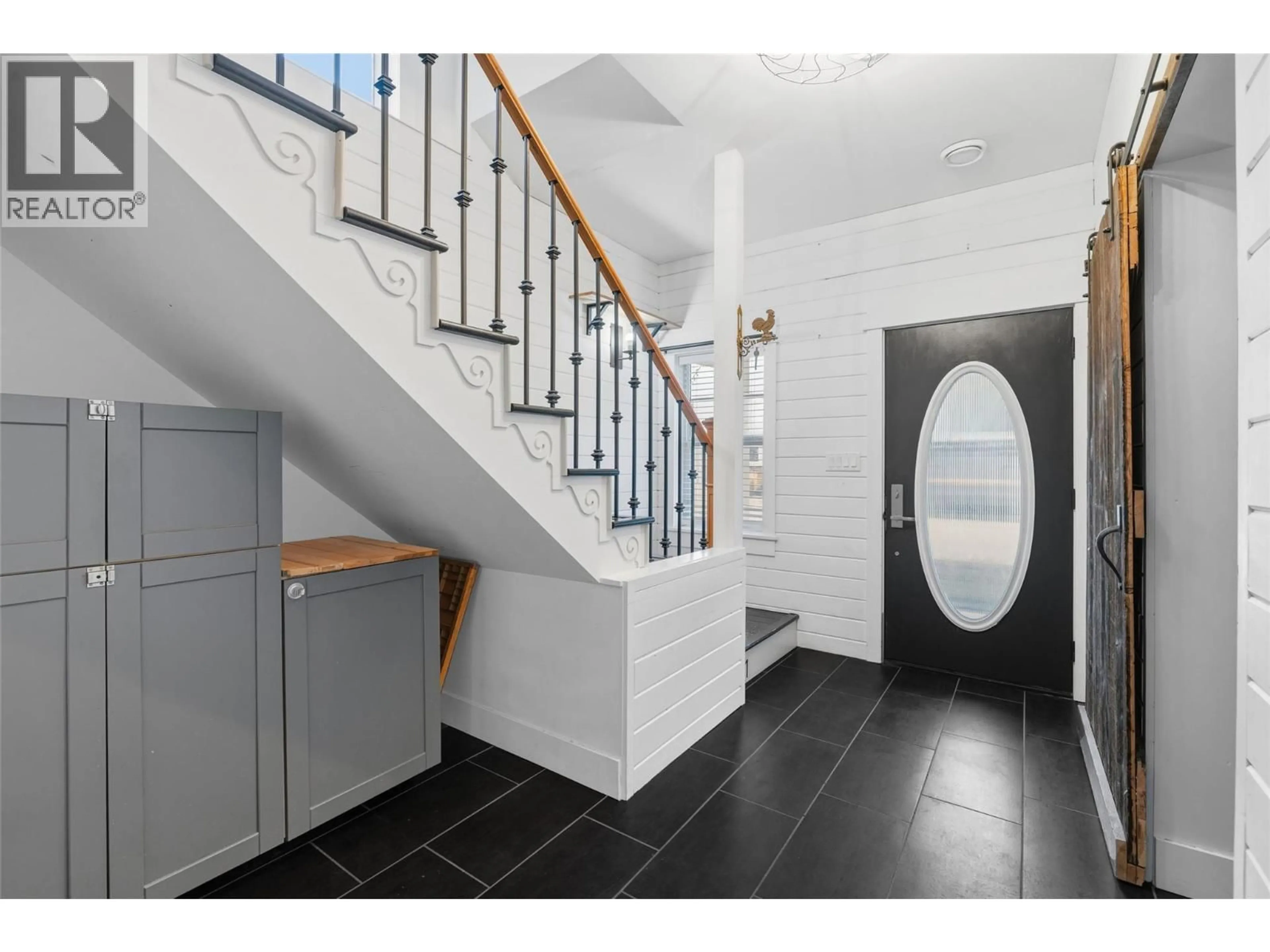 Indoor entryway for 178 - 10414 VICTORIA ROAD, Summerland British Columbia V0H1Z2