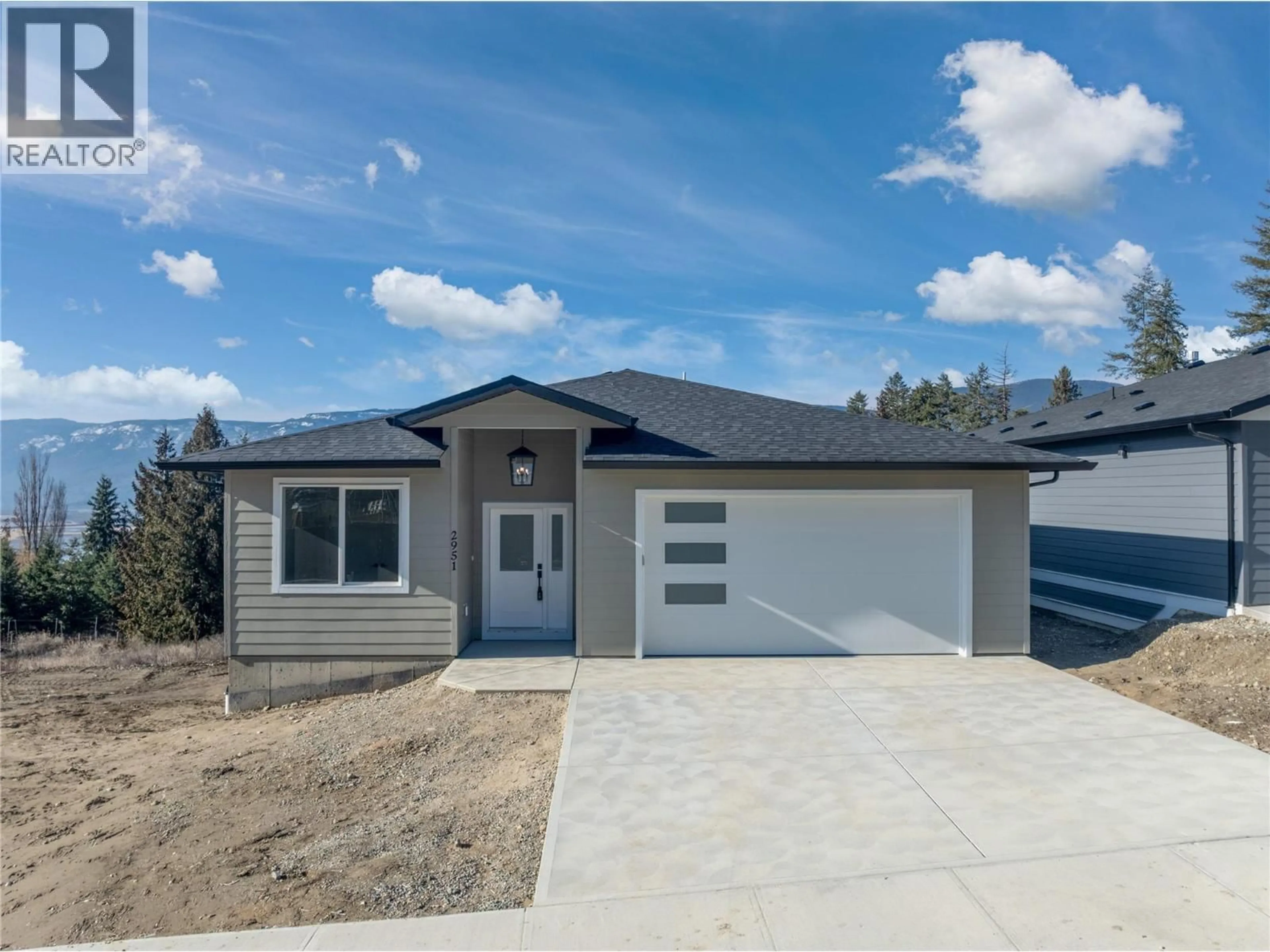 Home with vinyl exterior material, street for 2951 27 STREET NORTHEAST, Salmon Arm British Columbia V1E2Z7