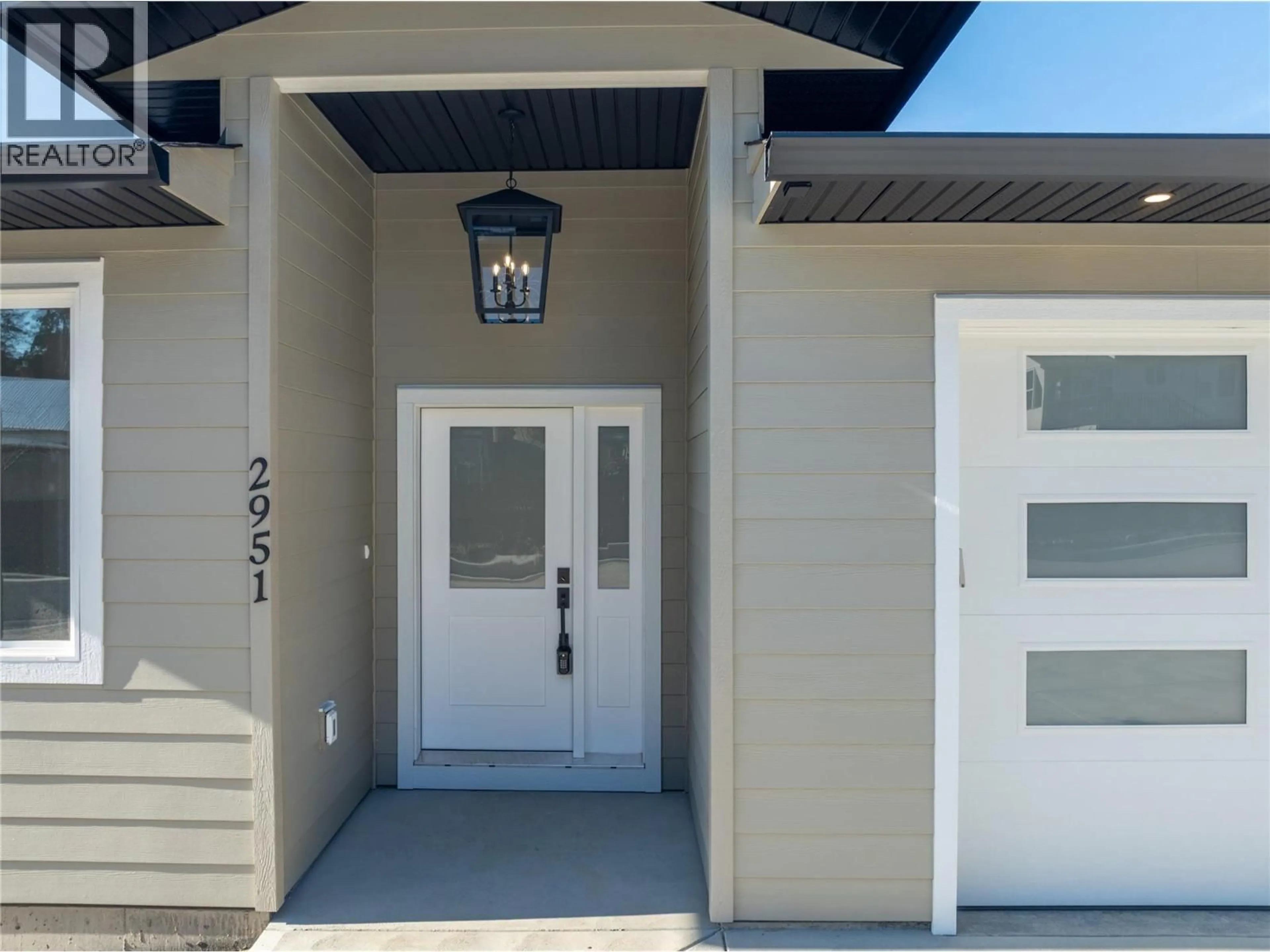 Indoor entryway for 2951 27 STREET NORTHEAST, Salmon Arm British Columbia V1E2Z7