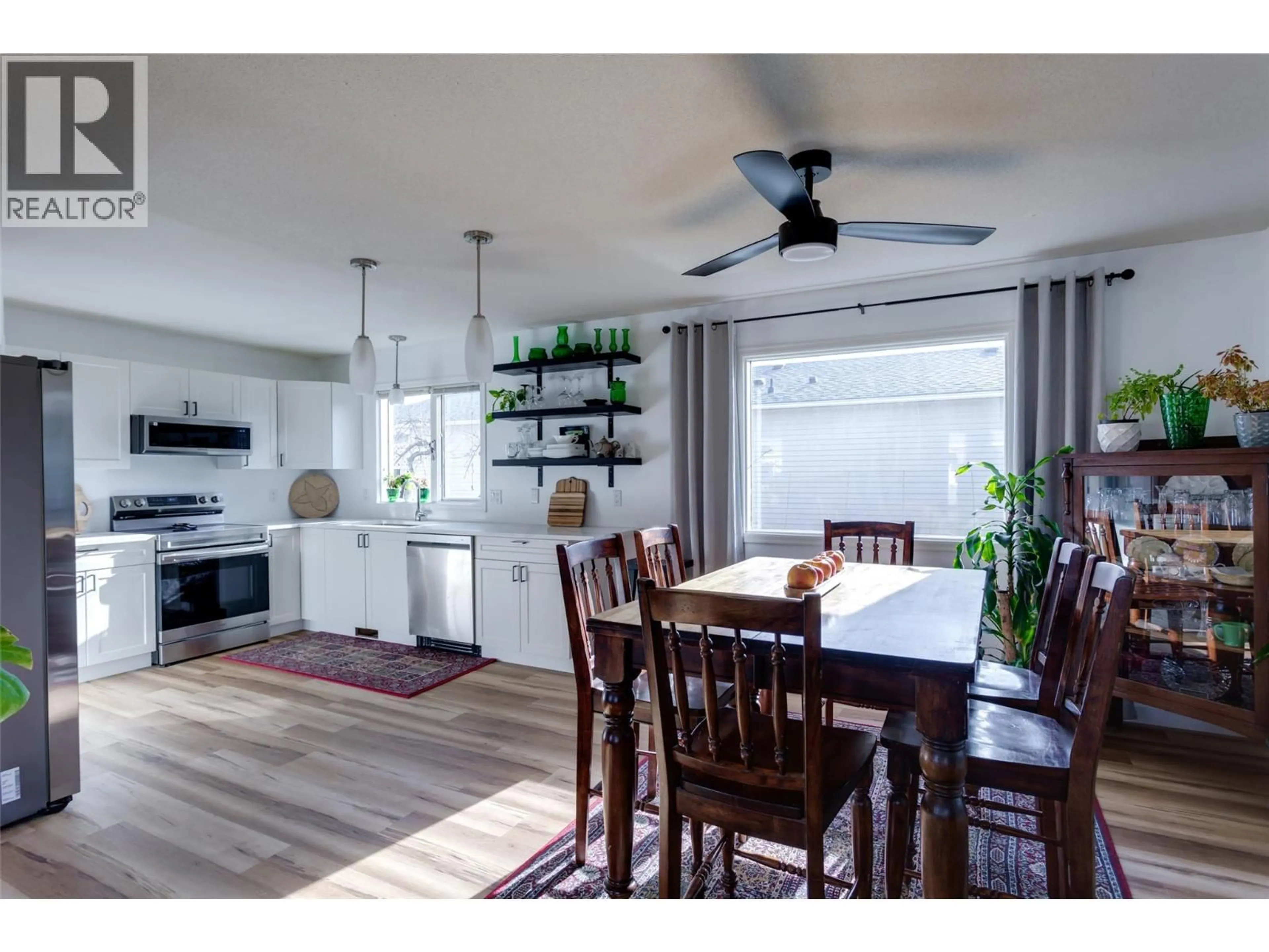 Open concept kitchen, wood/laminate floor for 527 - 1255 RAYMER AVENUE, Kelowna British Columbia V1W3S3