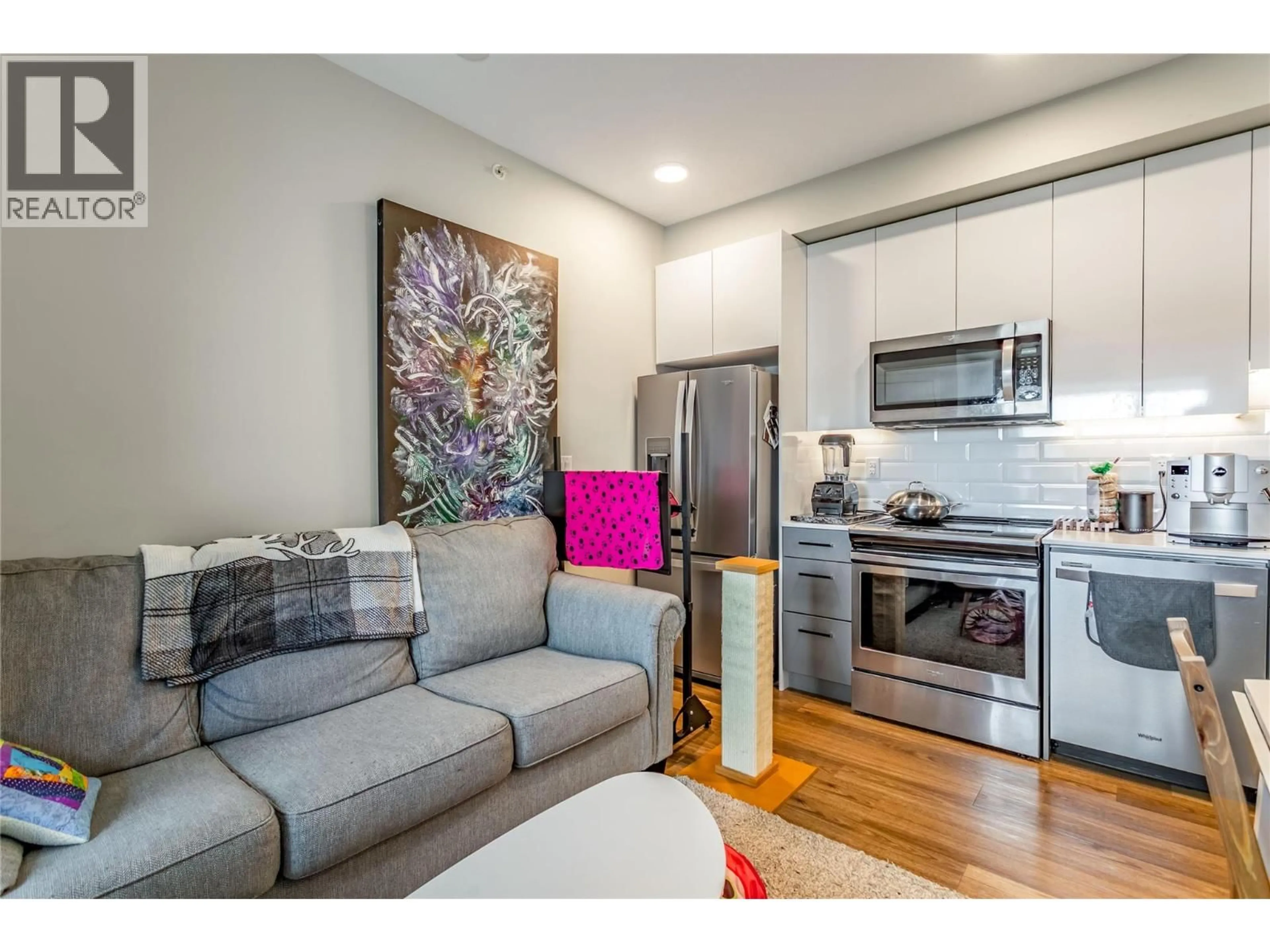 Open concept kitchen, wood/laminate floor for 515 - 722 VALLEY ROAD, Kelowna British Columbia V1V2E6