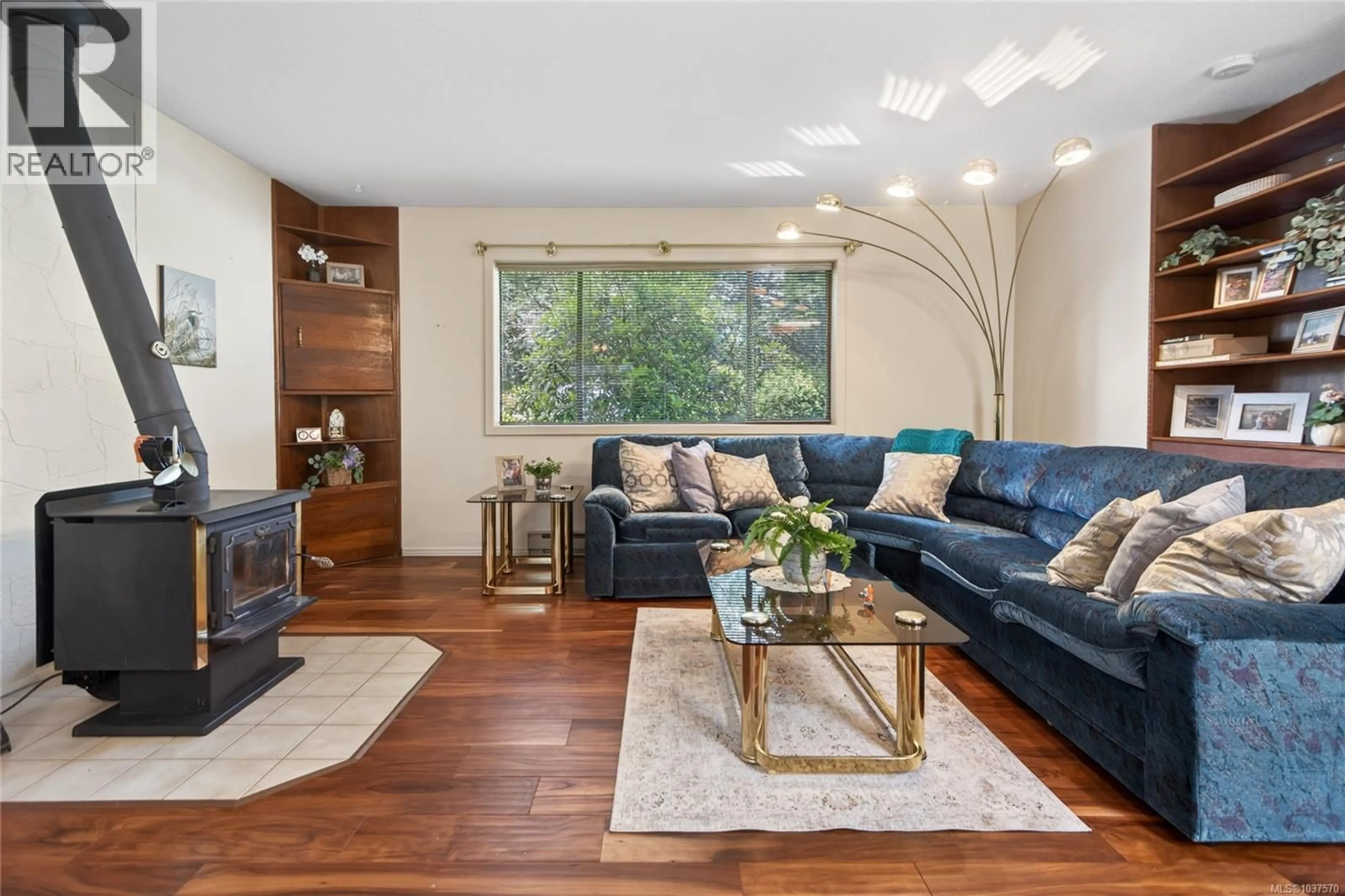Living room with furniture, wood/laminate floor for 624 TOTEM CRESCENT, Comox British Columbia V9M3J3