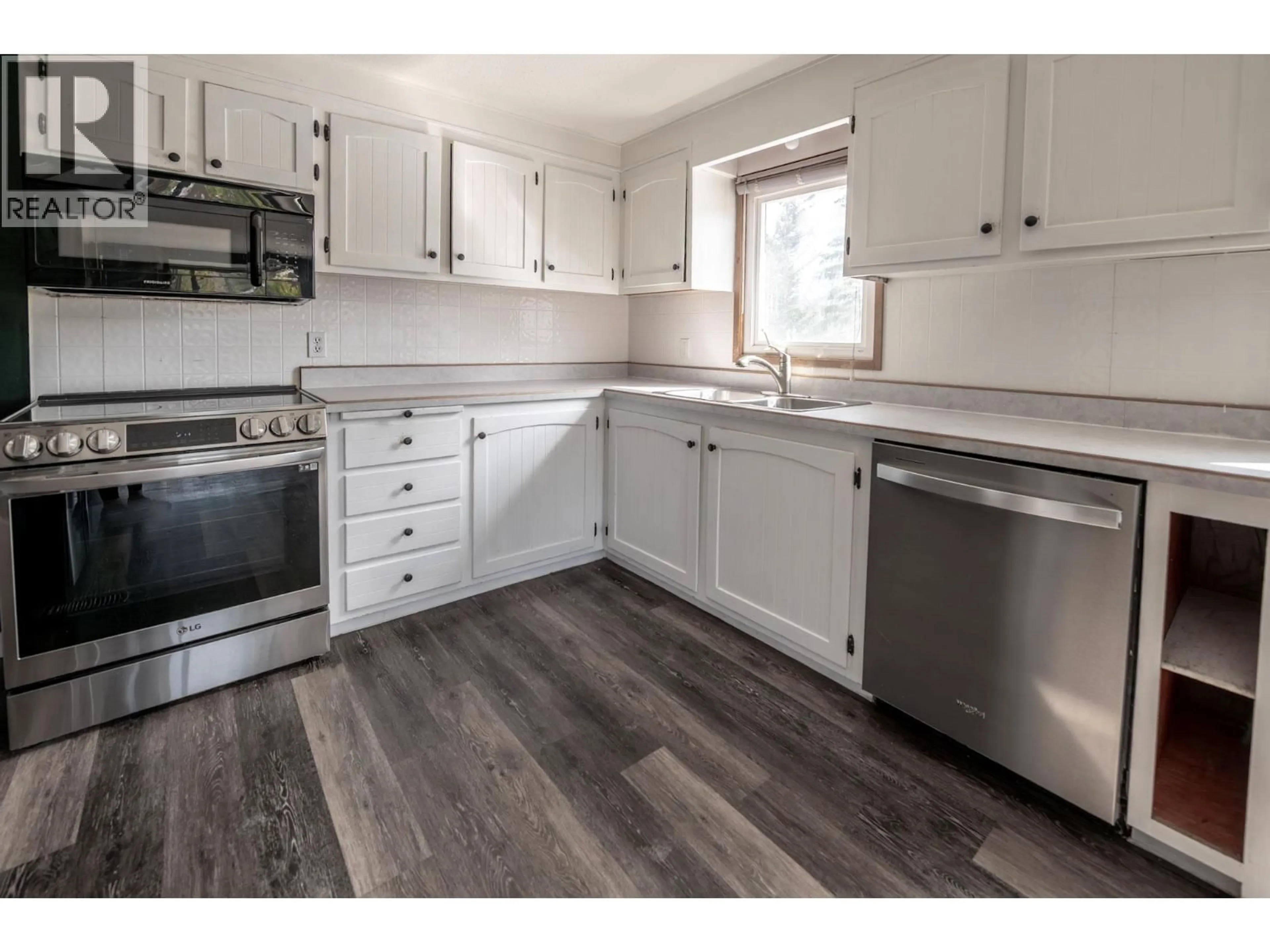 Standard kitchen, wood/laminate floor for 4771 BAILLIE GROHMAN AVENUE, Canal Flats British Columbia v0b1b0