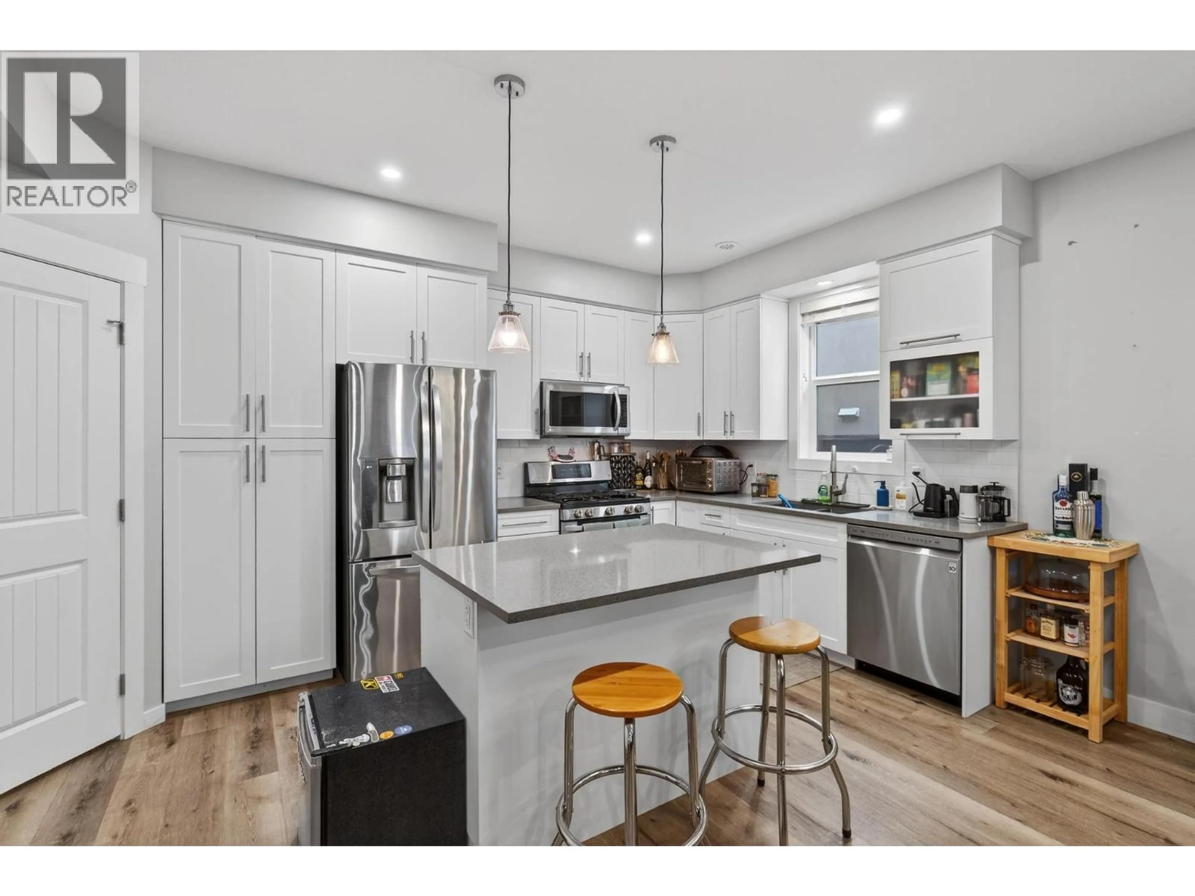 Open concept kitchen, unknown for 1932 ETHEL STREET, Kelowna British Columbia V1Y2Z5